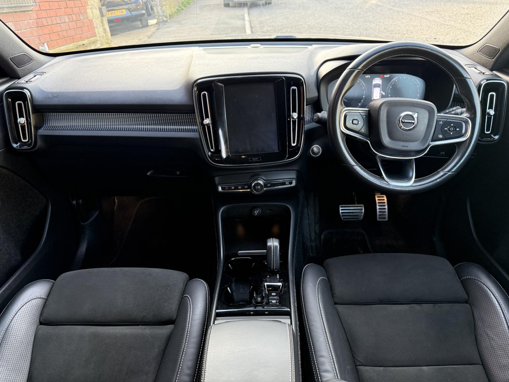 Volvo XC40 2.0 B4 MHEV R-Design Pro SUV 5dr Petrol Hybrid Auto Euro 6 (s/s) (197 ps)