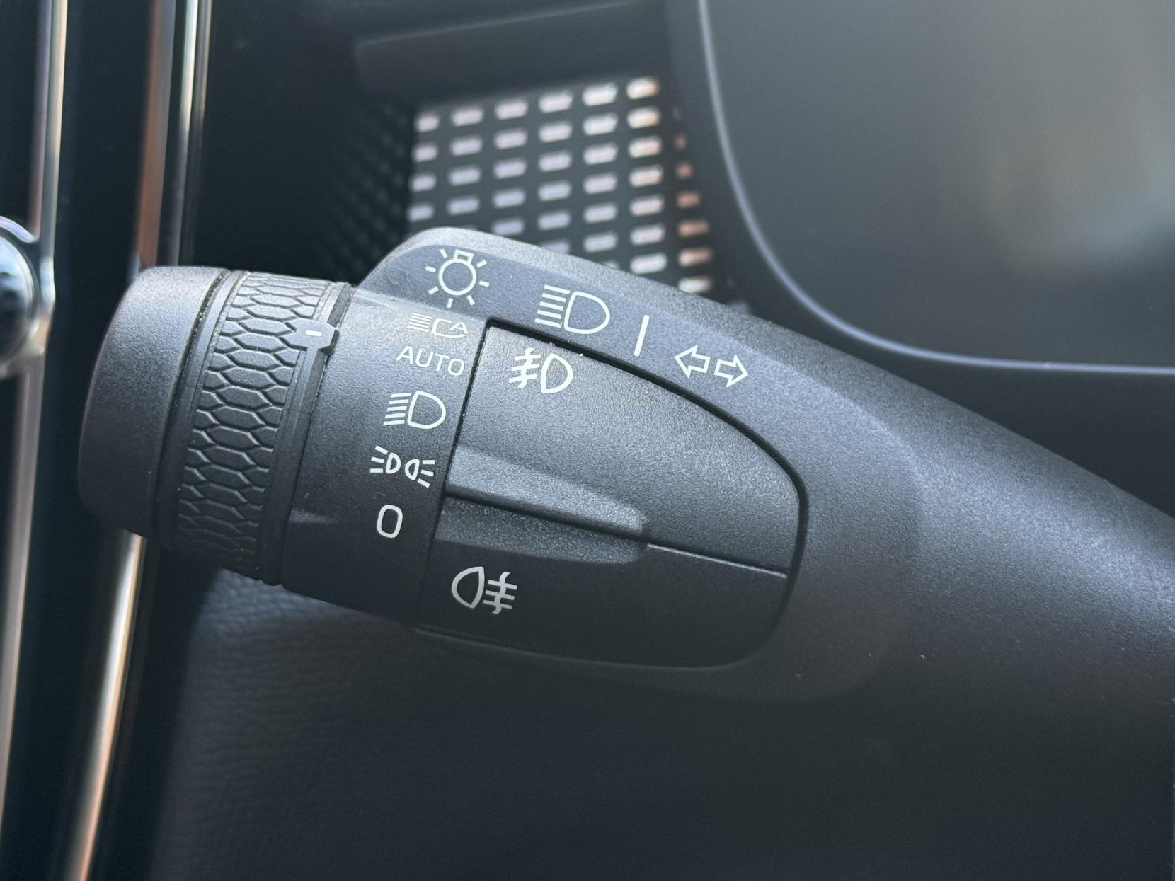 Volvo XC40 2.0 B4 MHEV R-Design Pro SUV 5dr Petrol Hybrid Auto Euro 6 (s/s) (197 ps)