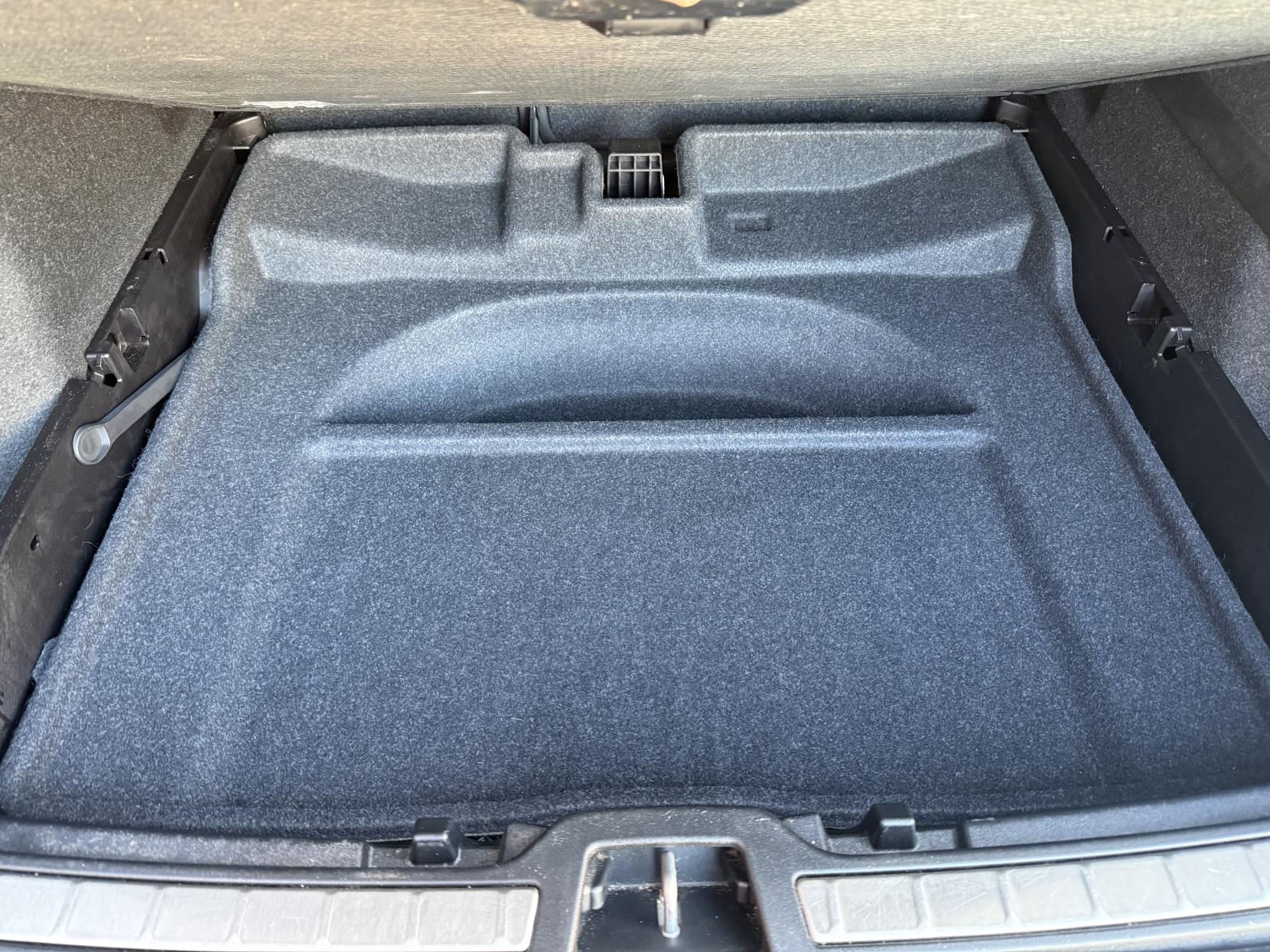 Volvo XC40 2.0 B4 MHEV R-Design Pro SUV 5dr Petrol Hybrid Auto Euro 6 (s/s) (197 ps)