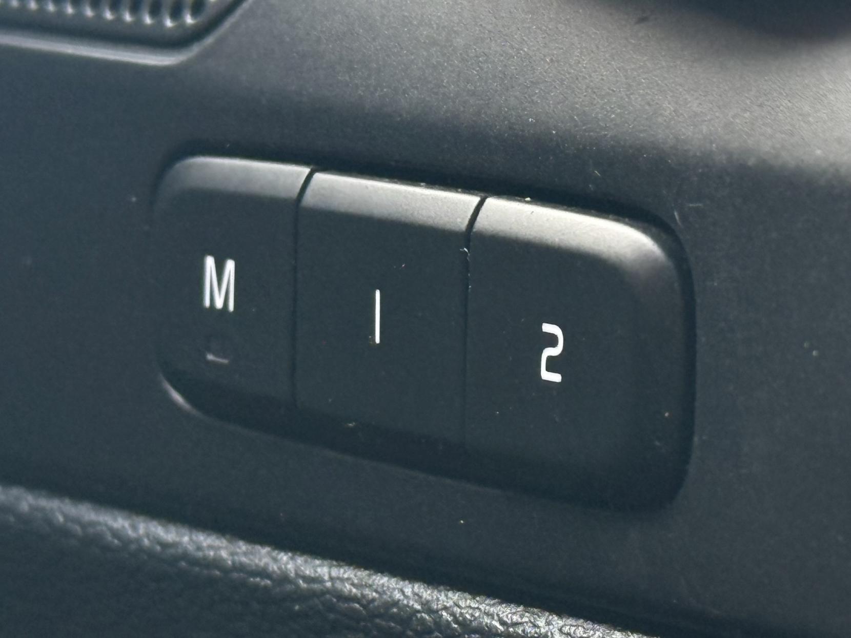 Volvo XC40 2.0 B4 MHEV R-Design Pro SUV 5dr Petrol Hybrid Auto Euro 6 (s/s) (197 ps)