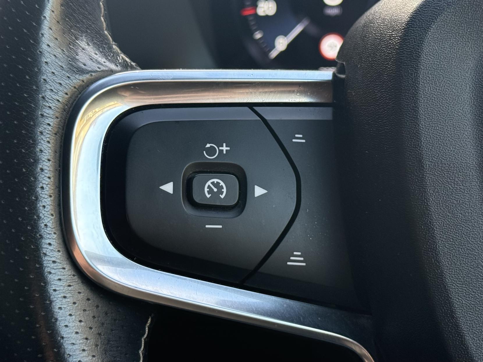 Volvo XC40 2.0 B4 MHEV R-Design Pro SUV 5dr Petrol Hybrid Auto Euro 6 (s/s) (197 ps)