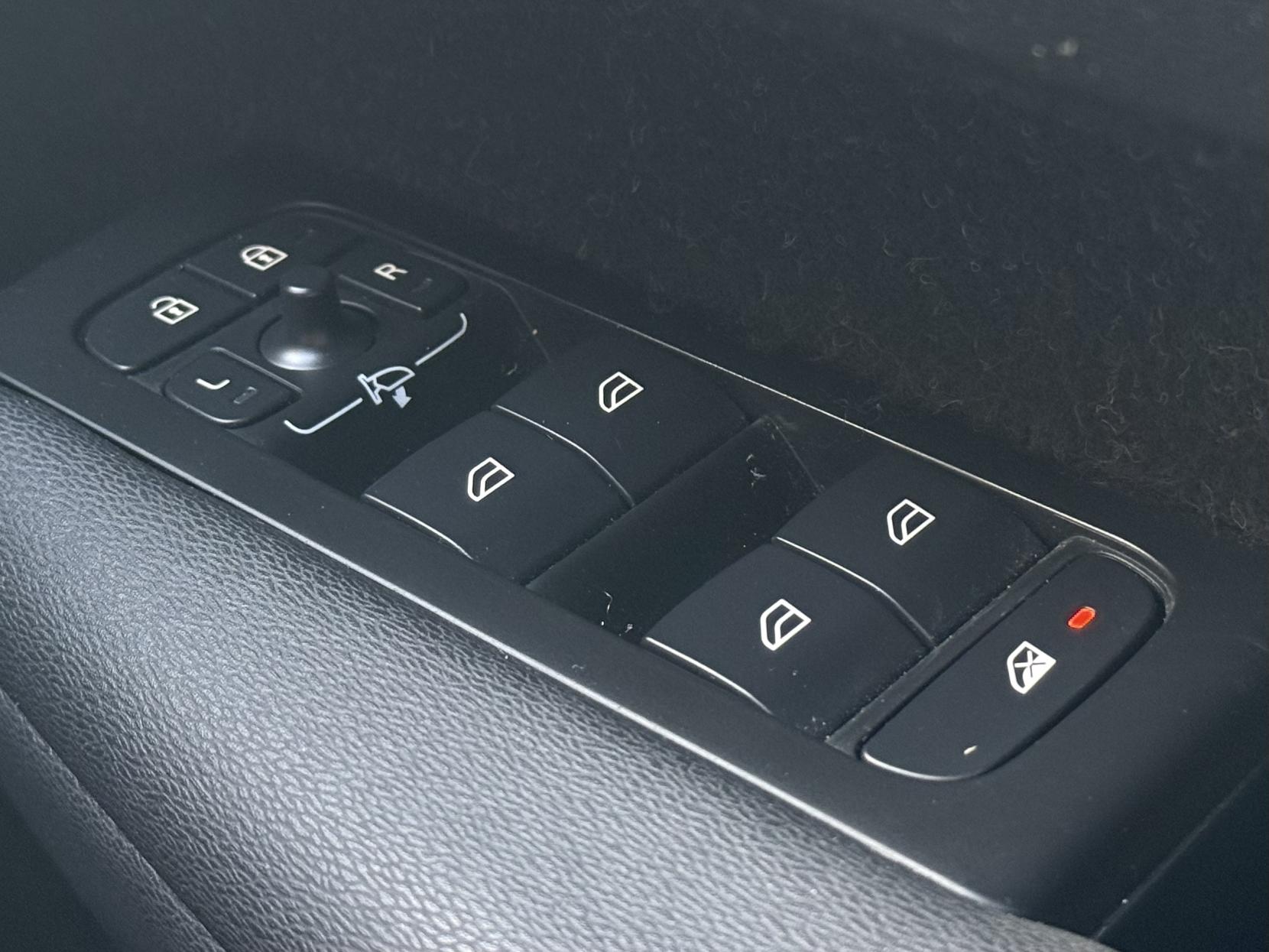 Volvo XC40 2.0 B4 MHEV R-Design Pro SUV 5dr Petrol Hybrid Auto Euro 6 (s/s) (197 ps)