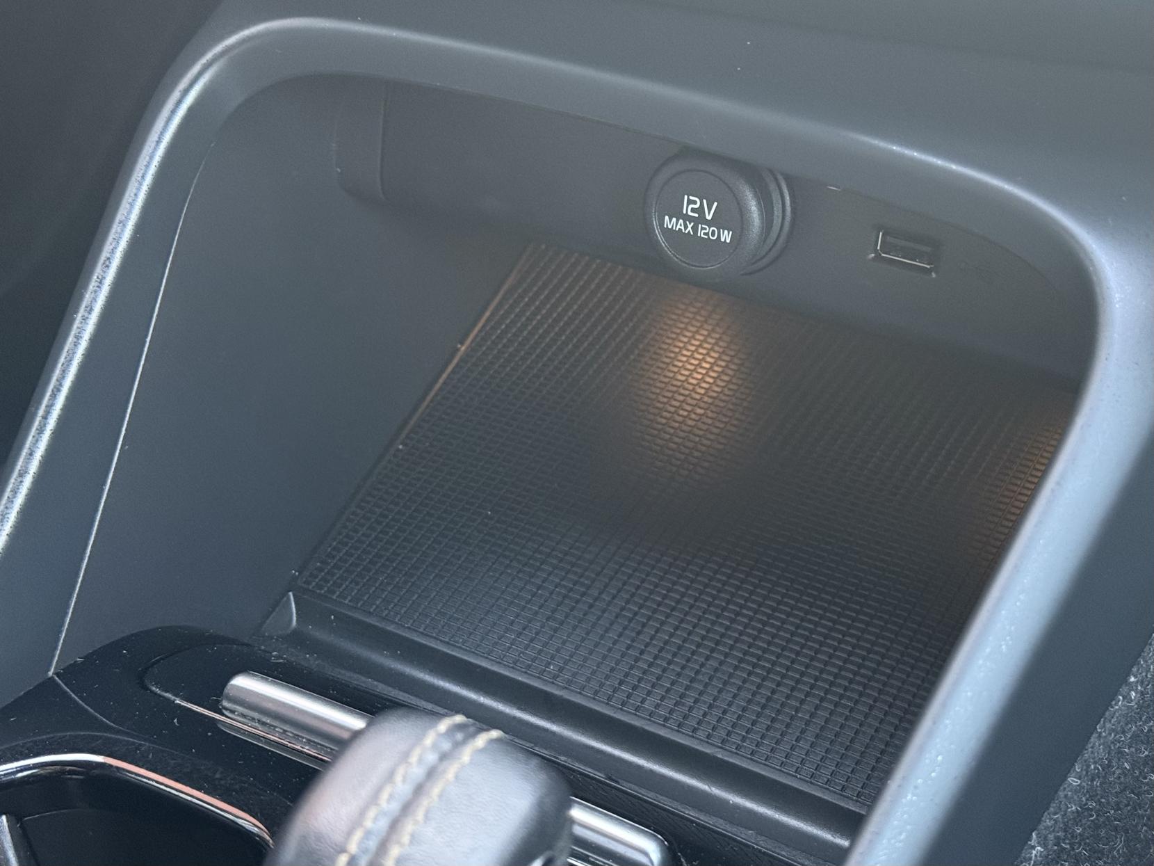 Volvo XC40 2.0 B4 MHEV R-Design Pro SUV 5dr Petrol Hybrid Auto Euro 6 (s/s) (197 ps)