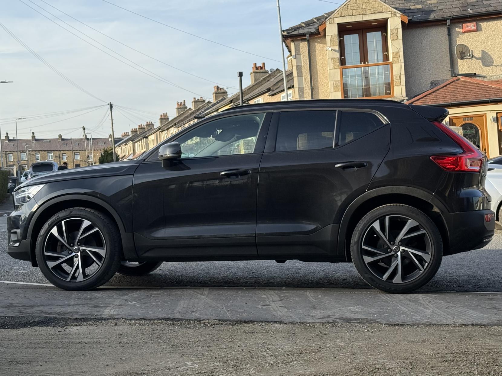 Volvo XC40 2.0 B4 MHEV R-Design Pro SUV 5dr Petrol Hybrid Auto Euro 6 (s/s) (197 ps)