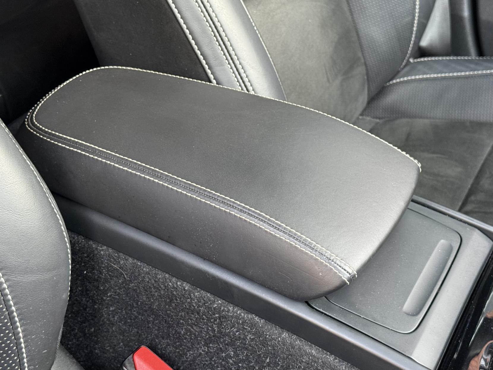 Volvo XC40 2.0 B4 MHEV R-Design Pro SUV 5dr Petrol Hybrid Auto Euro 6 (s/s) (197 ps)