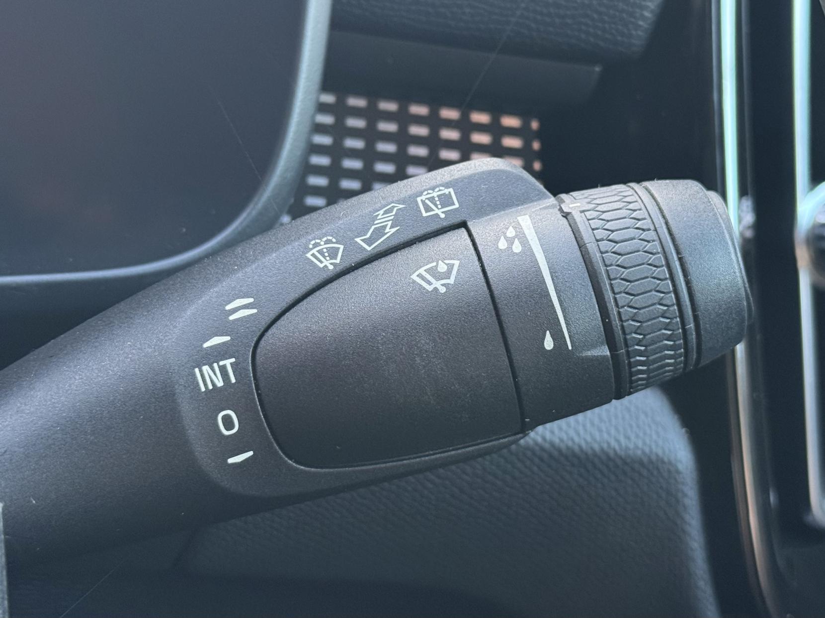 Volvo XC40 2.0 B4 MHEV R-Design Pro SUV 5dr Petrol Hybrid Auto Euro 6 (s/s) (197 ps)