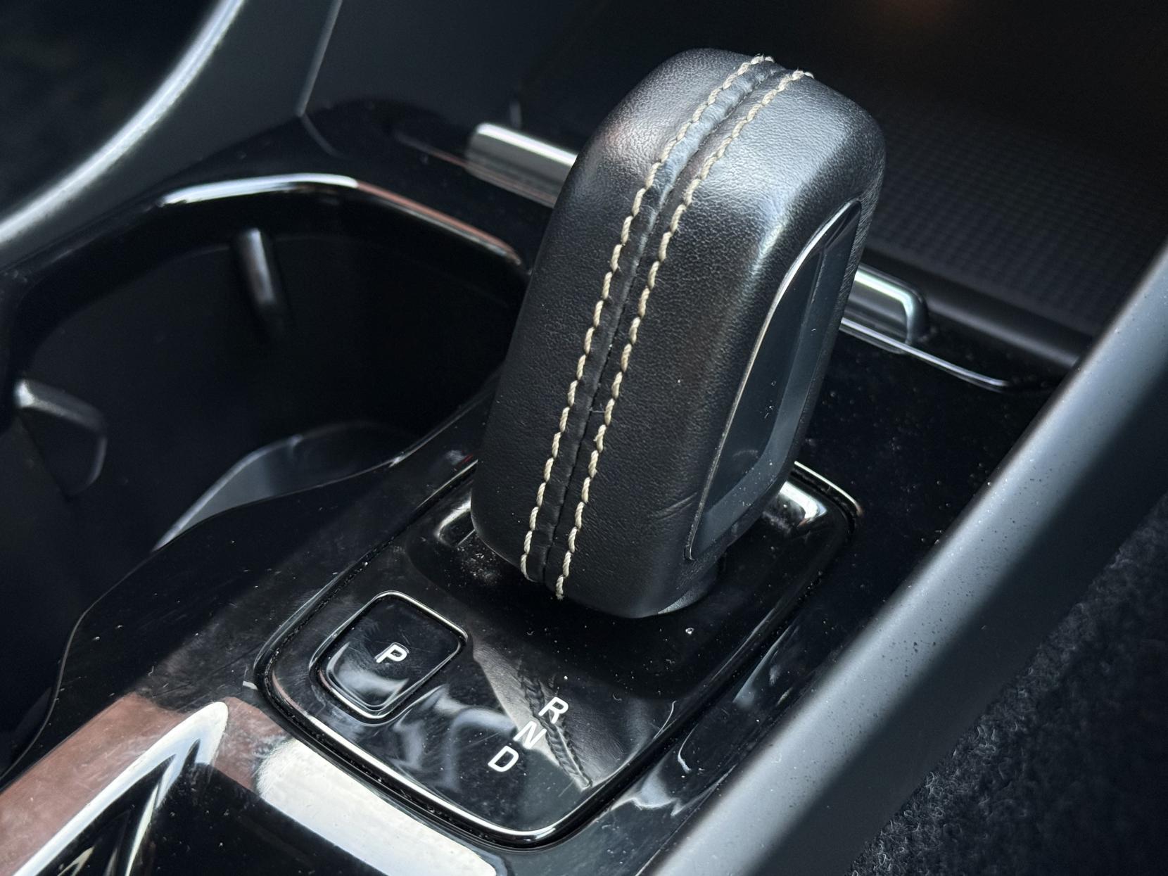 Volvo XC40 2.0 B4 MHEV R-Design Pro SUV 5dr Petrol Hybrid Auto Euro 6 (s/s) (197 ps)