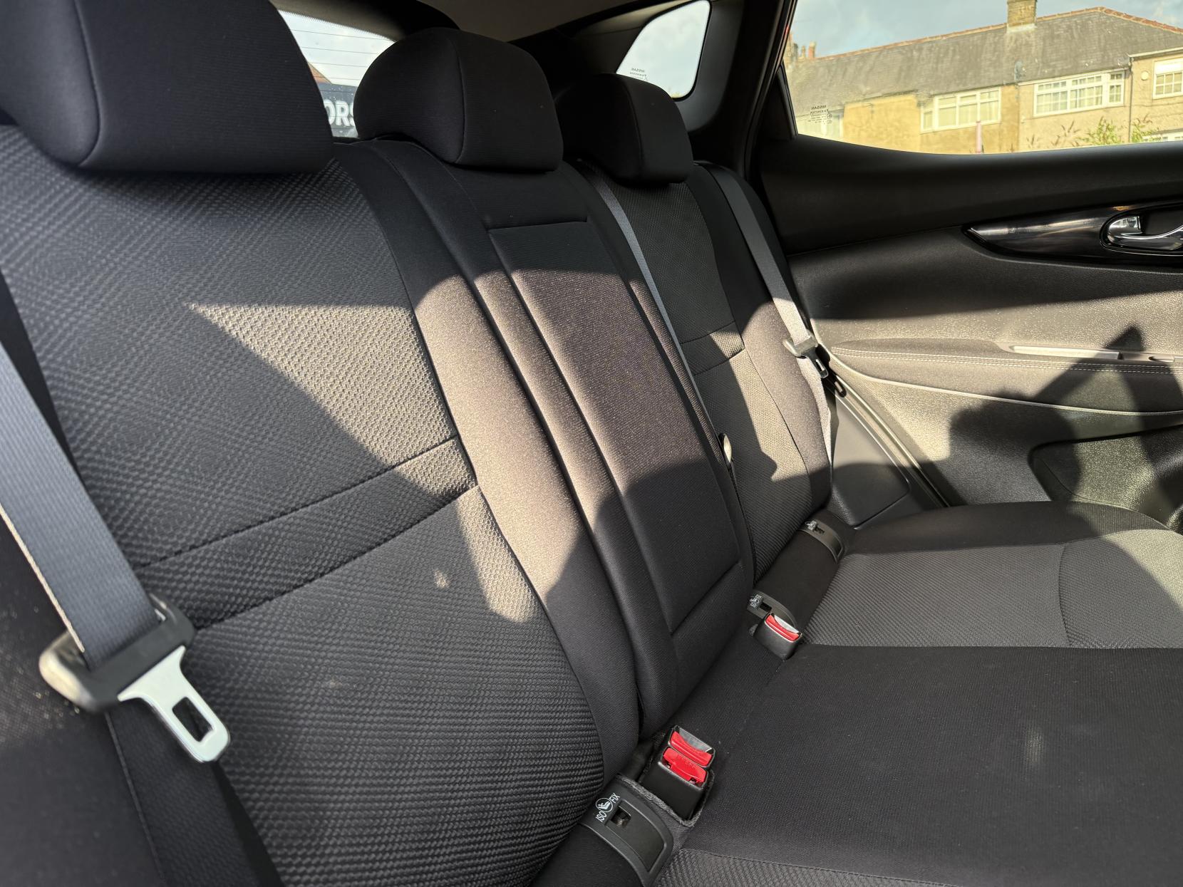 Nissan Qashqai 1.2 DIG-T N-Connecta SUV 5dr Petrol Manual 2WD Euro 6 (s/s) (115 ps)