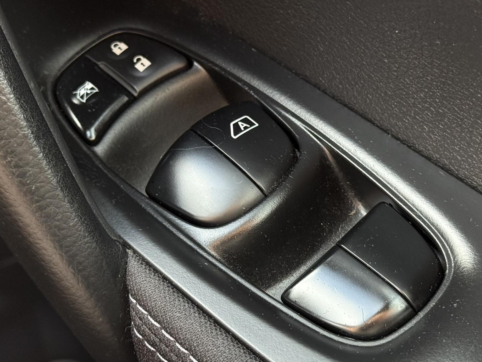 Nissan Qashqai 1.2 DIG-T N-Connecta SUV 5dr Petrol Manual 2WD Euro 6 (s/s) (115 ps)