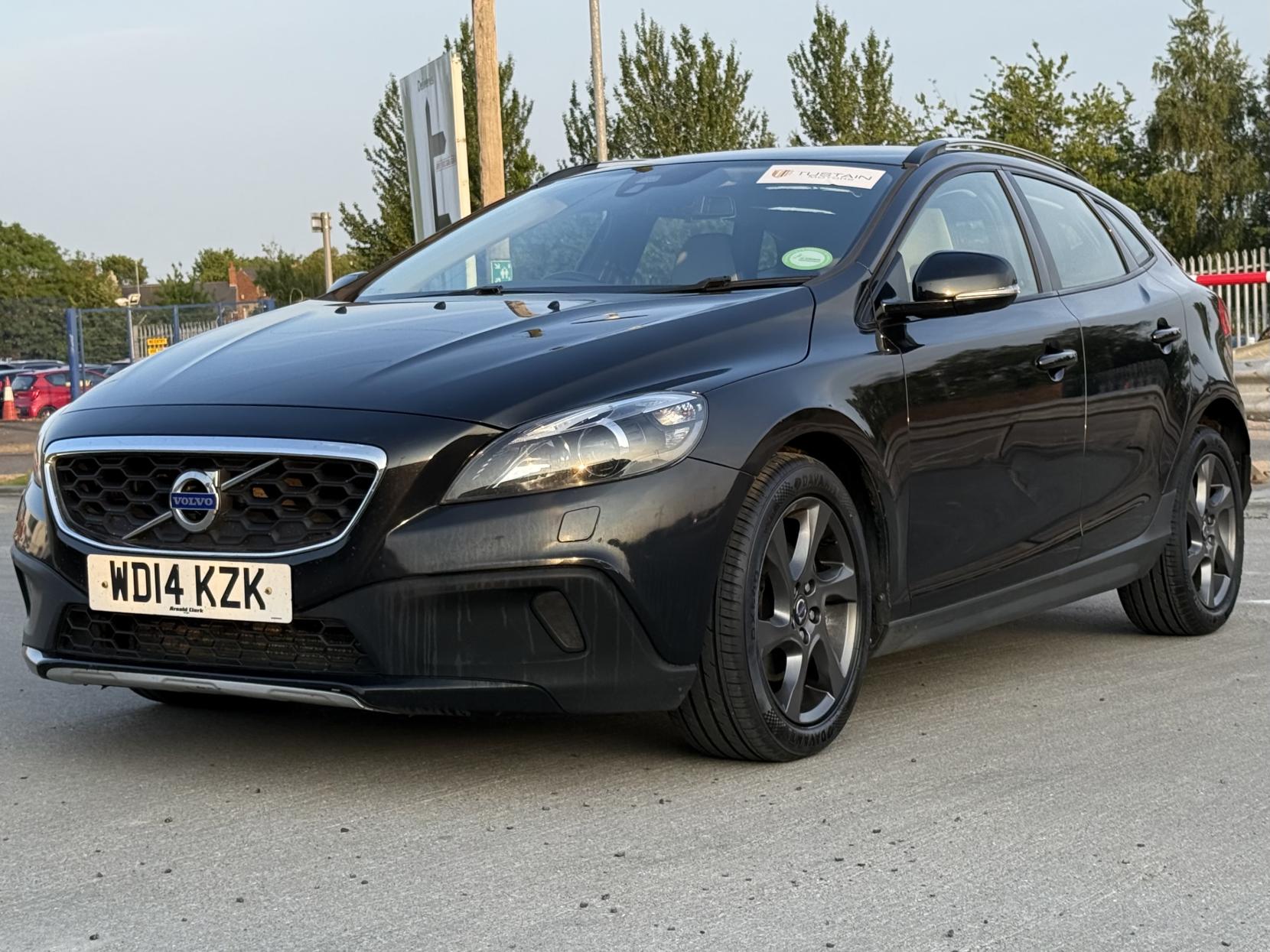 Volvo V40 Cross Country 1.6 D2 Lux Hatchback 5dr Diesel Powershift Euro 5 (s/s) (115 ps)