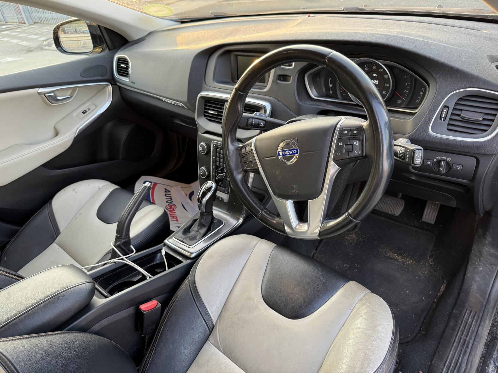 Volvo V40 Cross Country 1.6 D2 Lux Hatchback 5dr Diesel Powershift Euro 5 (s/s) (115 ps)