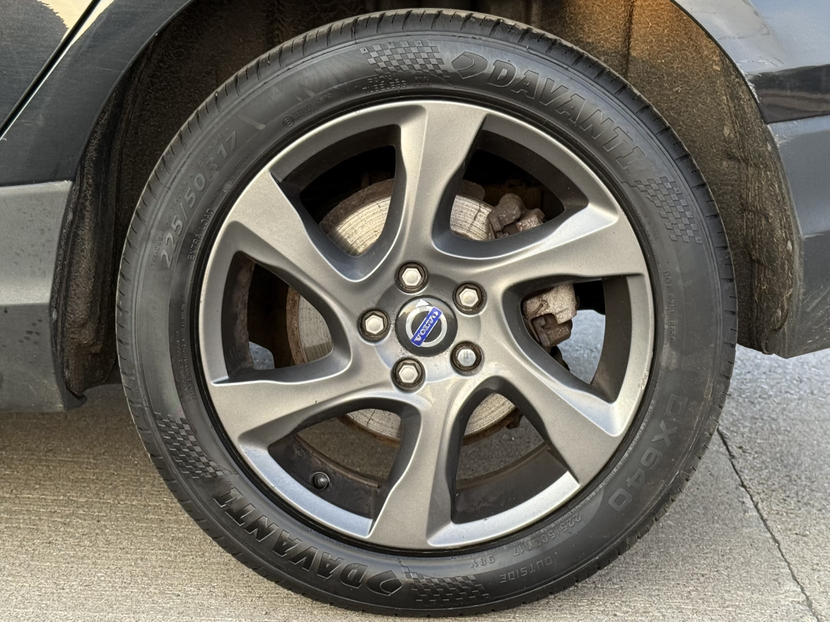 Volvo V40 Cross Country 1.6 D2 Lux Hatchback 5dr Diesel Powershift Euro 5 (s/s) (115 ps)