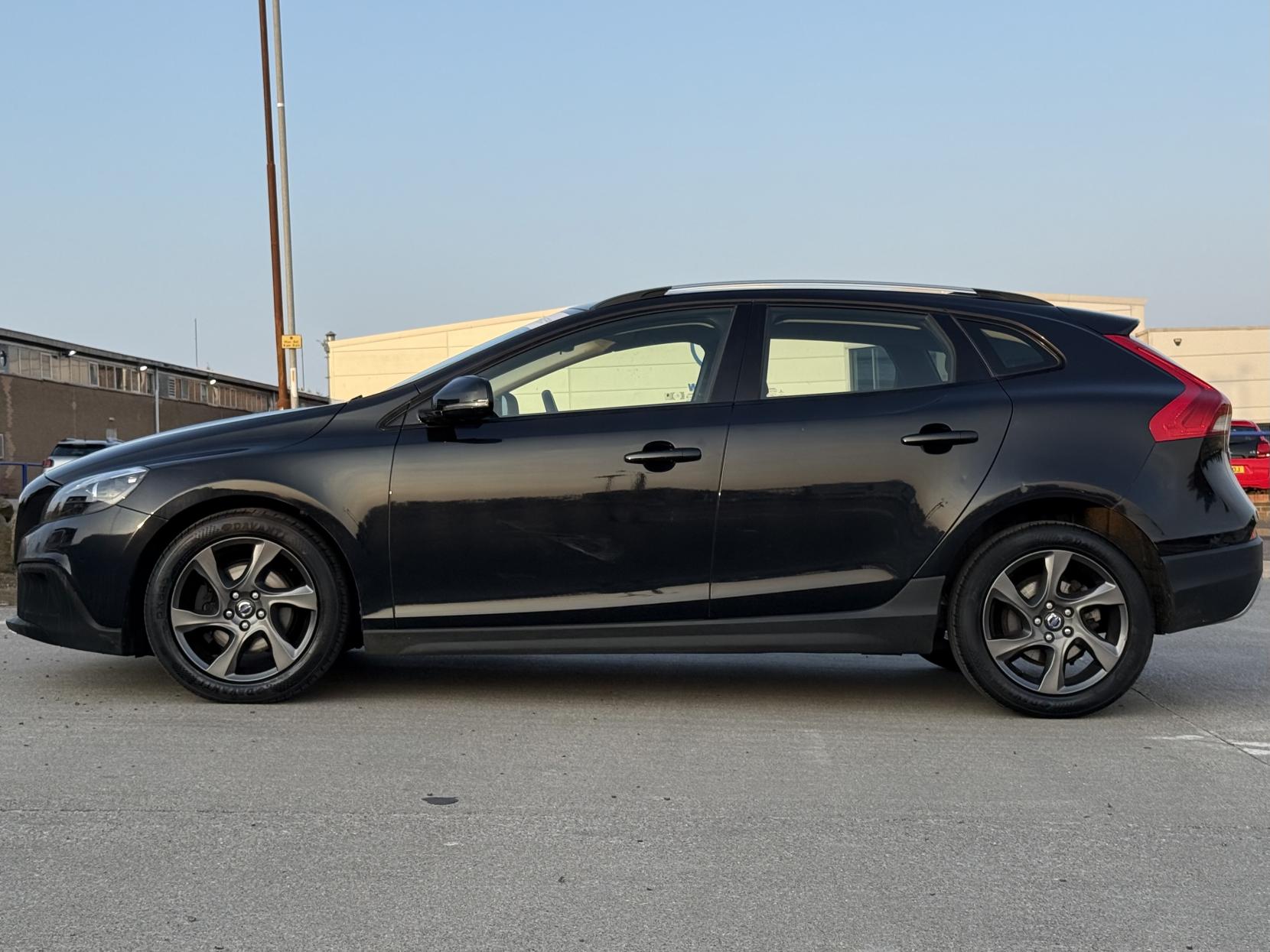 Volvo V40 Cross Country 1.6 D2 Lux Hatchback 5dr Diesel Powershift Euro 5 (s/s) (115 ps)