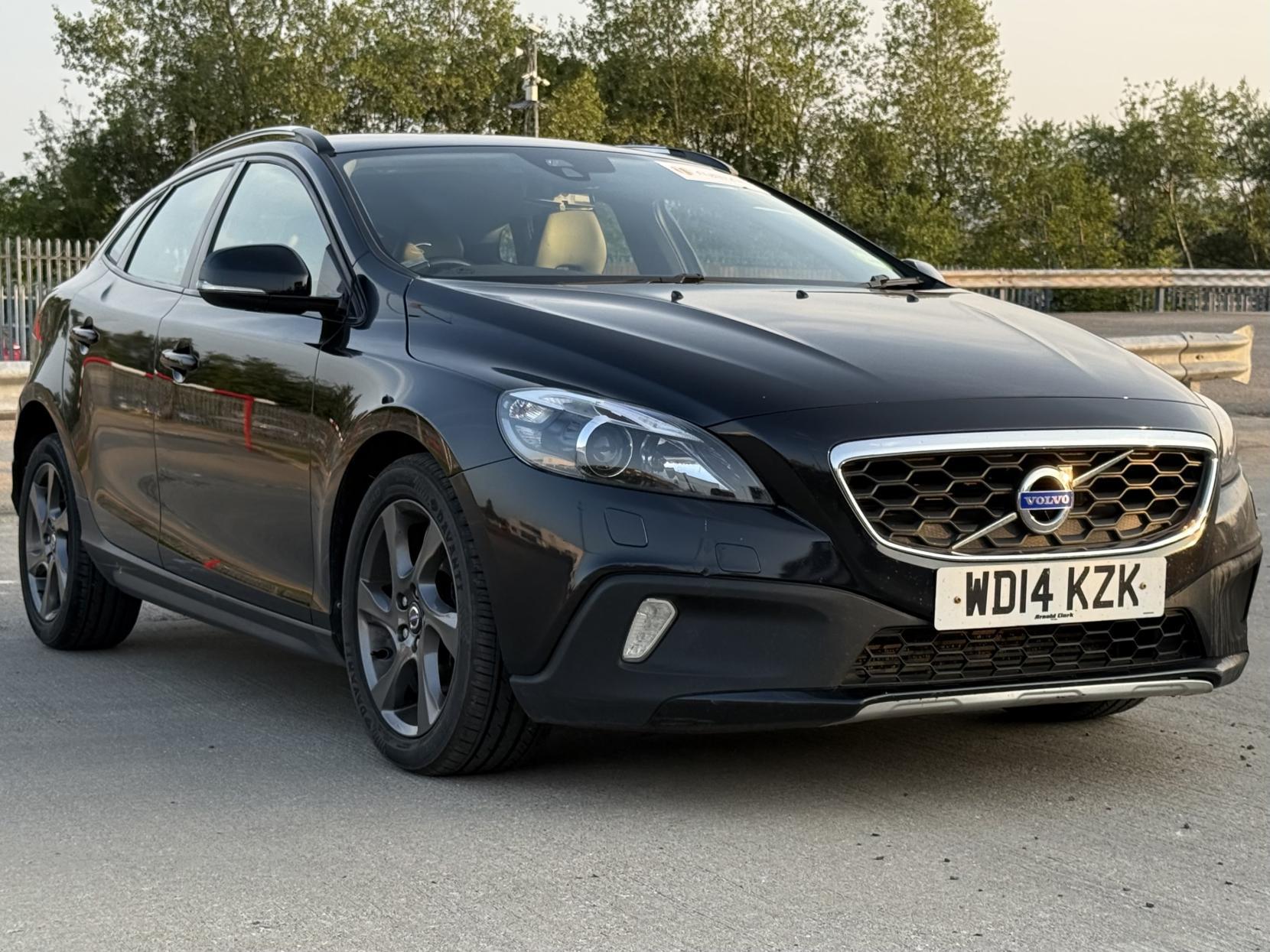 Volvo V40 Cross Country 1.6 D2 Lux Hatchback 5dr Diesel Powershift Euro 5 (s/s) (115 ps)