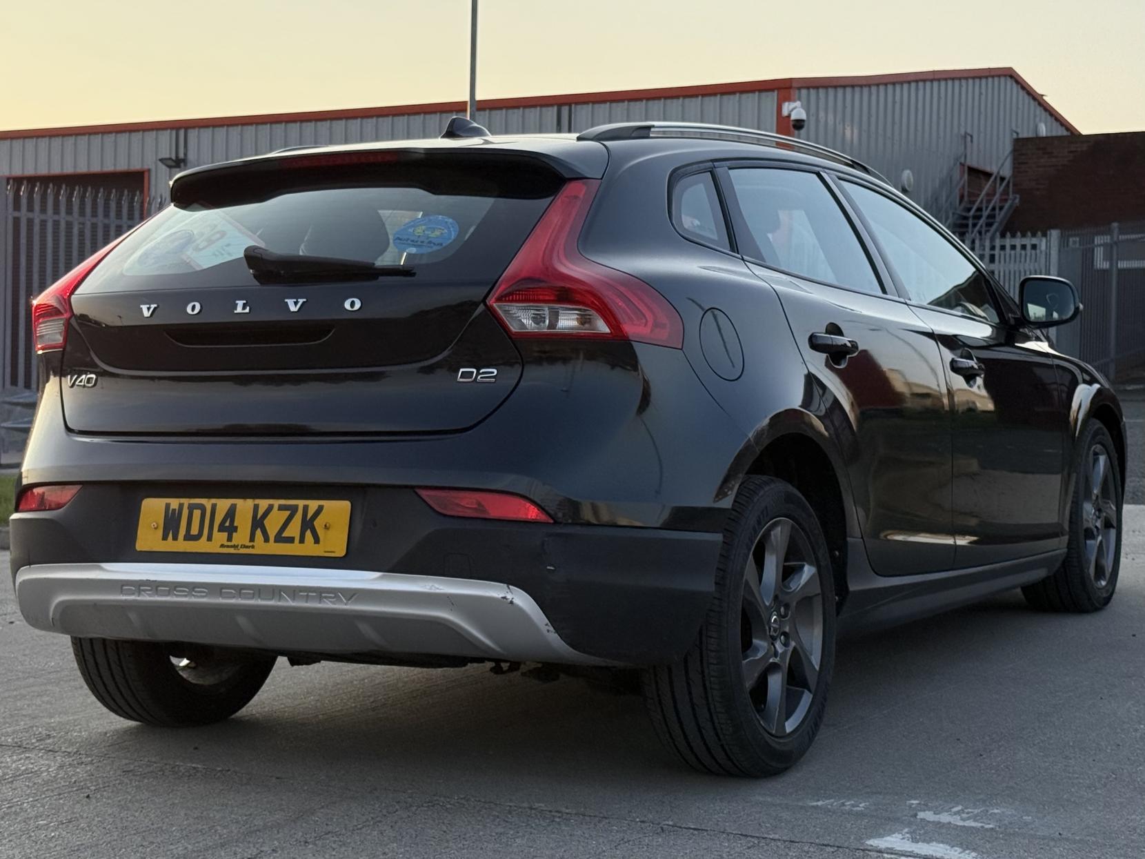 Volvo V40 Cross Country 1.6 D2 Lux Hatchback 5dr Diesel Powershift Euro 5 (s/s) (115 ps)