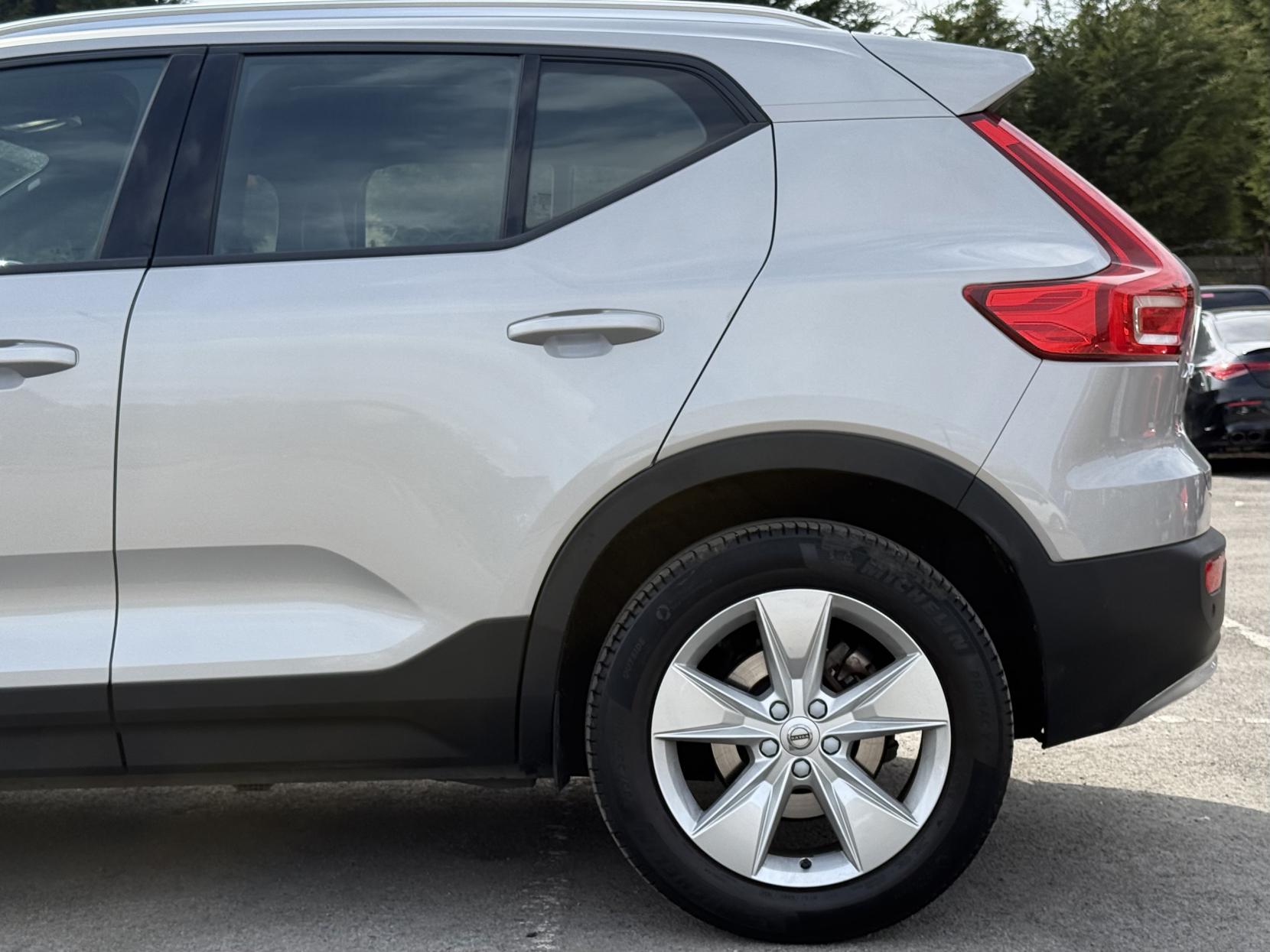 Volvo XC40 2.0 B3 MHEV Core SUV 5dr Petrol Hybrid DCT Auto Euro 6 (s/s) (163 ps)