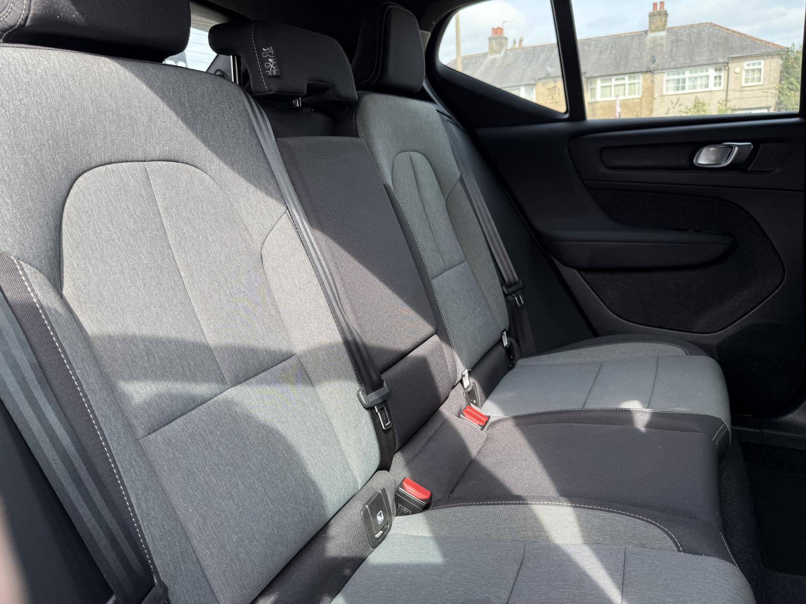 Volvo XC40 2.0 B3 MHEV Core SUV 5dr Petrol Hybrid DCT Auto Euro 6 (s/s) (163 ps)
