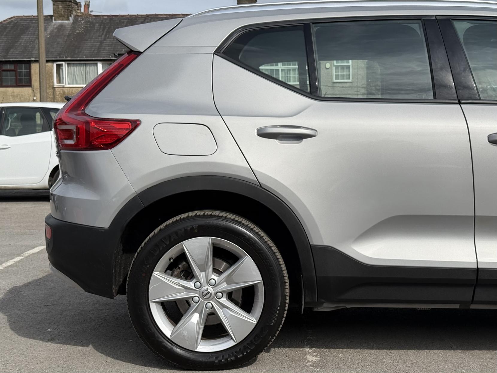 Volvo XC40 2.0 B3 MHEV Core SUV 5dr Petrol Hybrid DCT Auto Euro 6 (s/s) (163 ps)