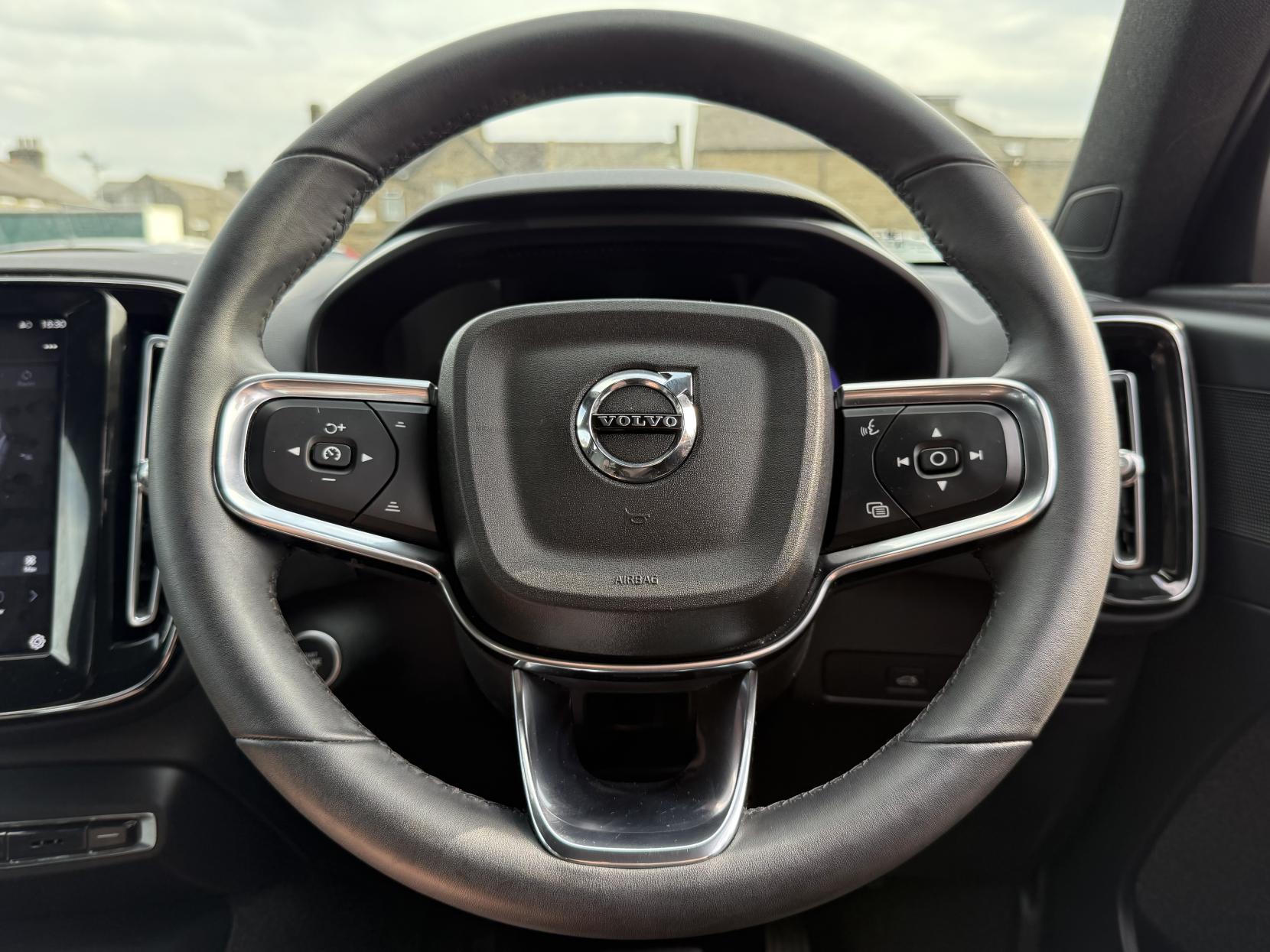 Volvo XC40 2.0 B3 MHEV Core SUV 5dr Petrol Hybrid DCT Auto Euro 6 (s/s) (163 ps)