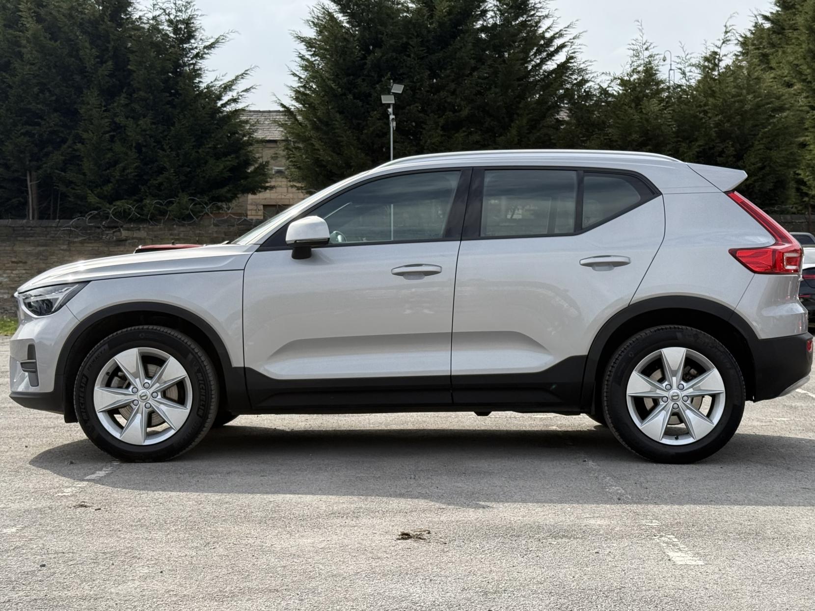 Volvo XC40 2.0 B3 MHEV Core SUV 5dr Petrol Hybrid DCT Auto Euro 6 (s/s) (163 ps)