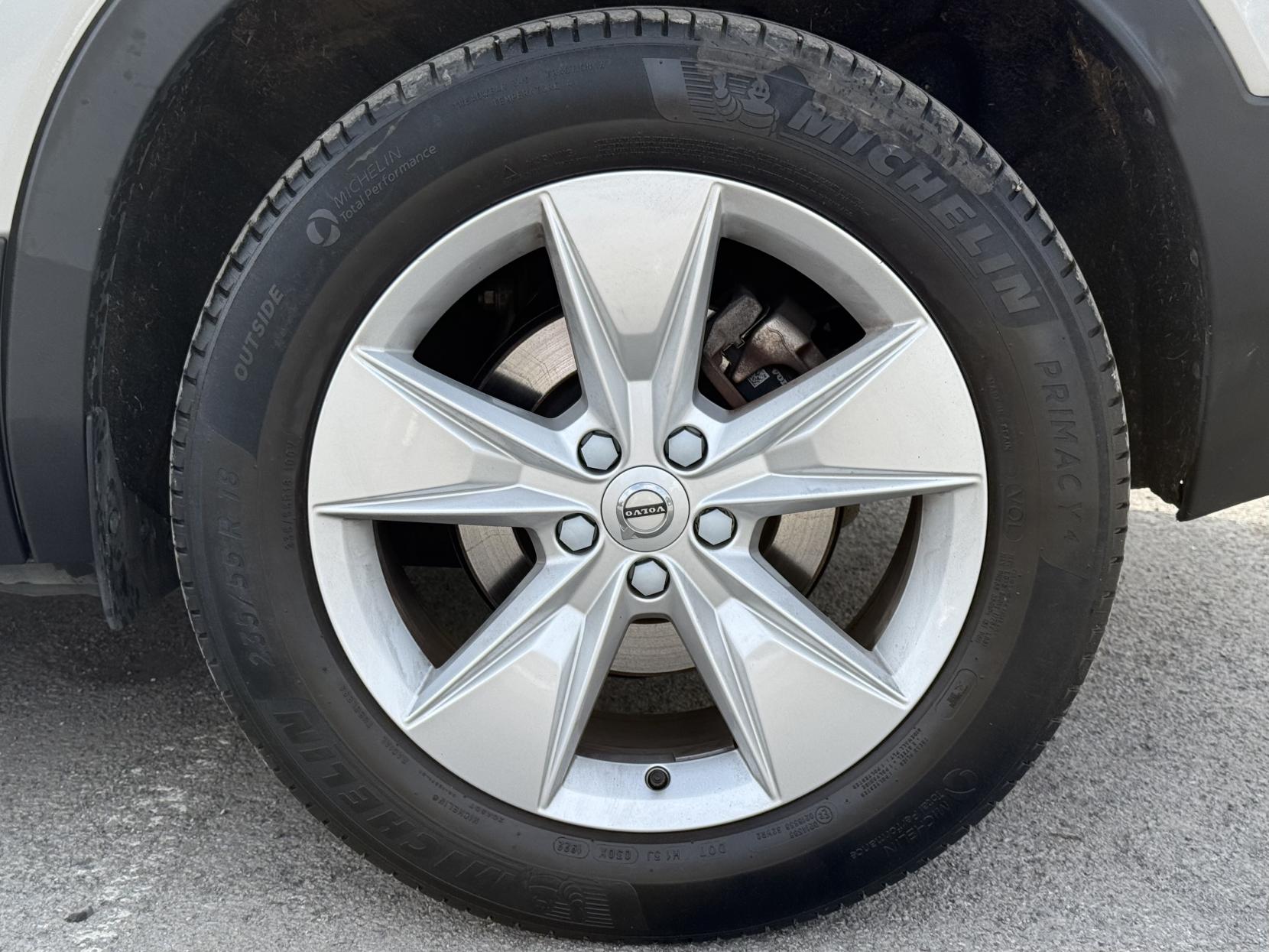 Volvo XC40 2.0 B3 MHEV Core SUV 5dr Petrol Hybrid DCT Auto Euro 6 (s/s) (163 ps)