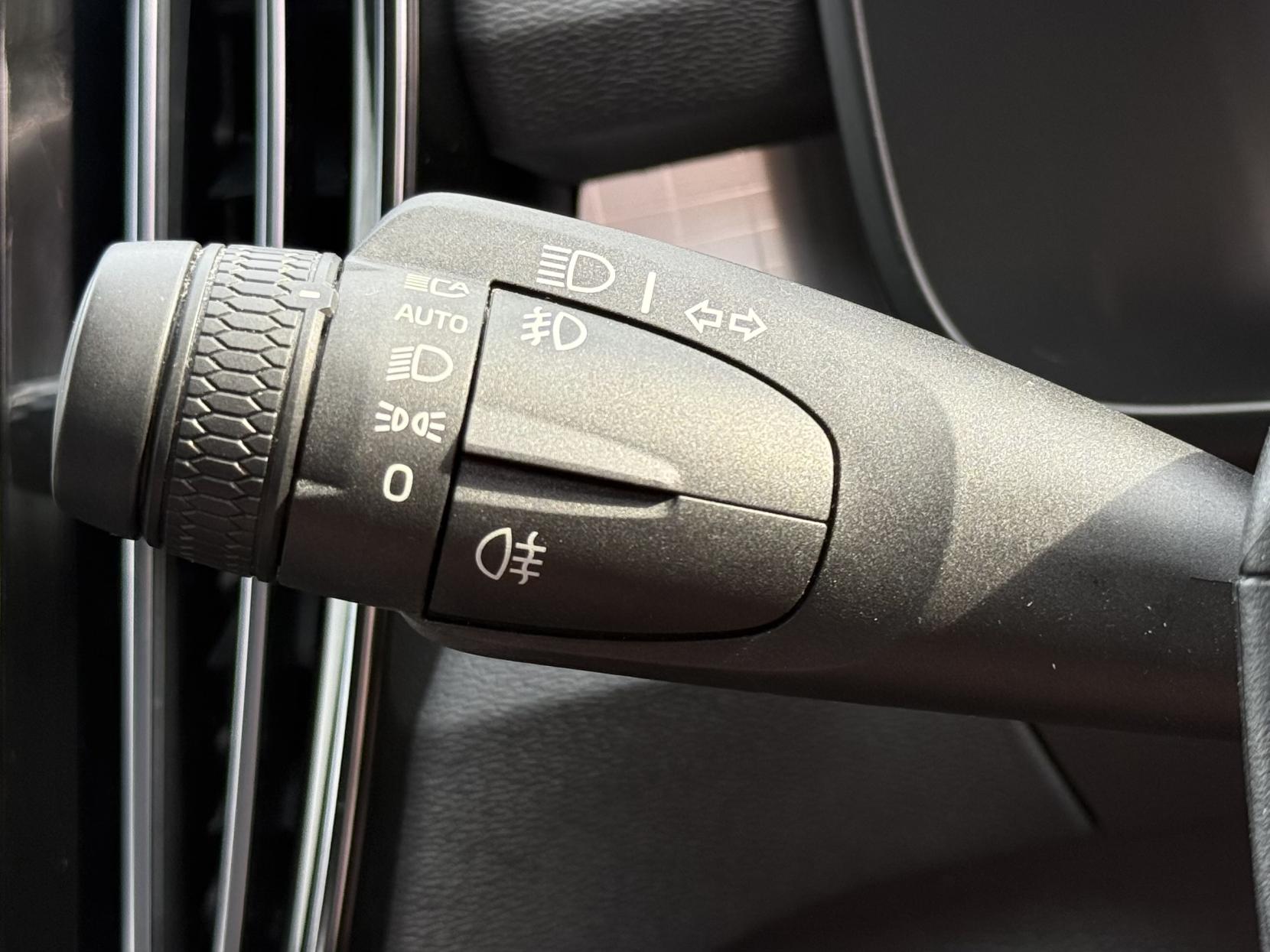 Volvo XC40 2.0 B3 MHEV Core SUV 5dr Petrol Hybrid DCT Auto Euro 6 (s/s) (163 ps)
