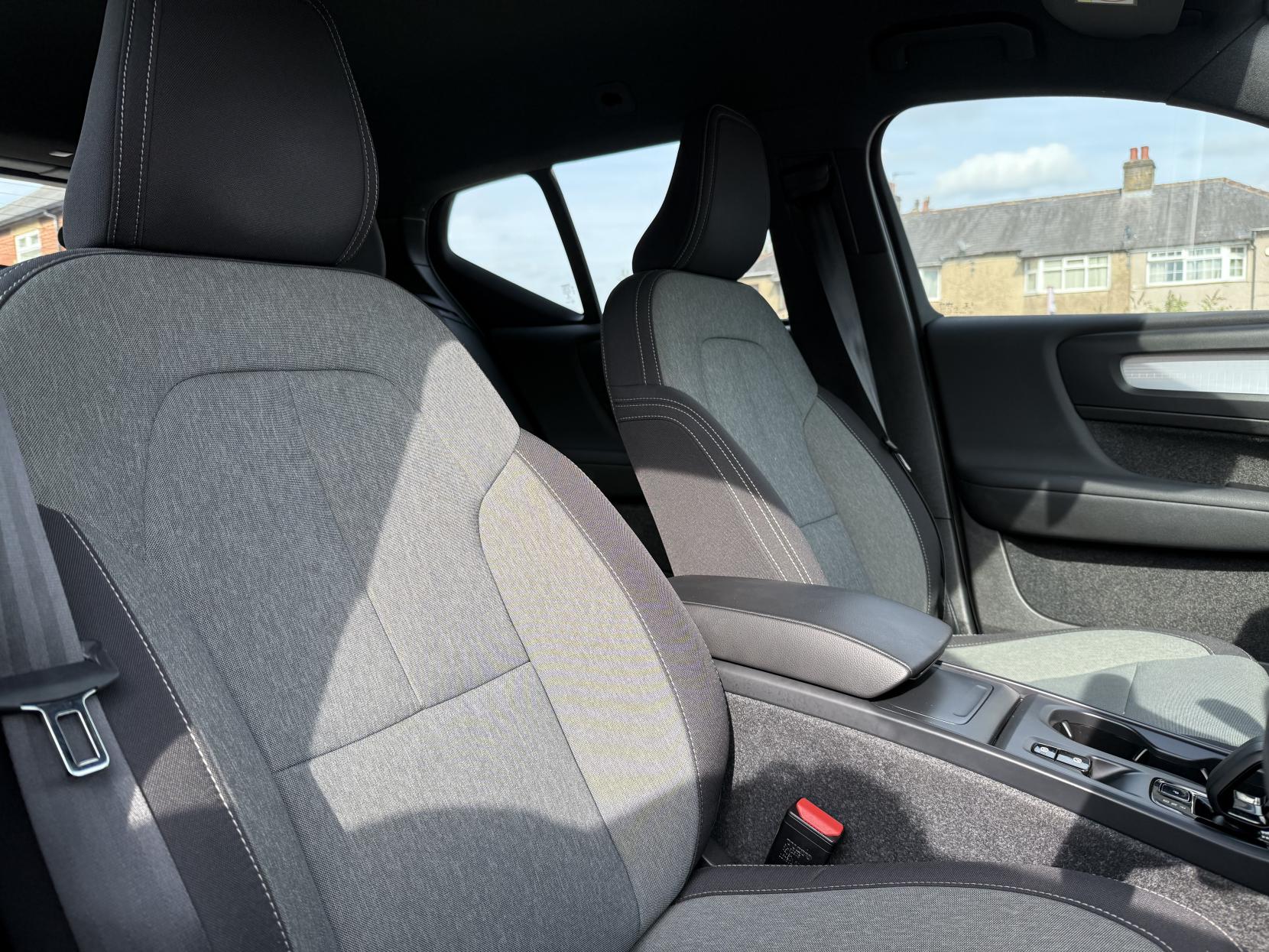 Volvo XC40 2.0 B3 MHEV Core SUV 5dr Petrol Hybrid DCT Auto Euro 6 (s/s) (163 ps)