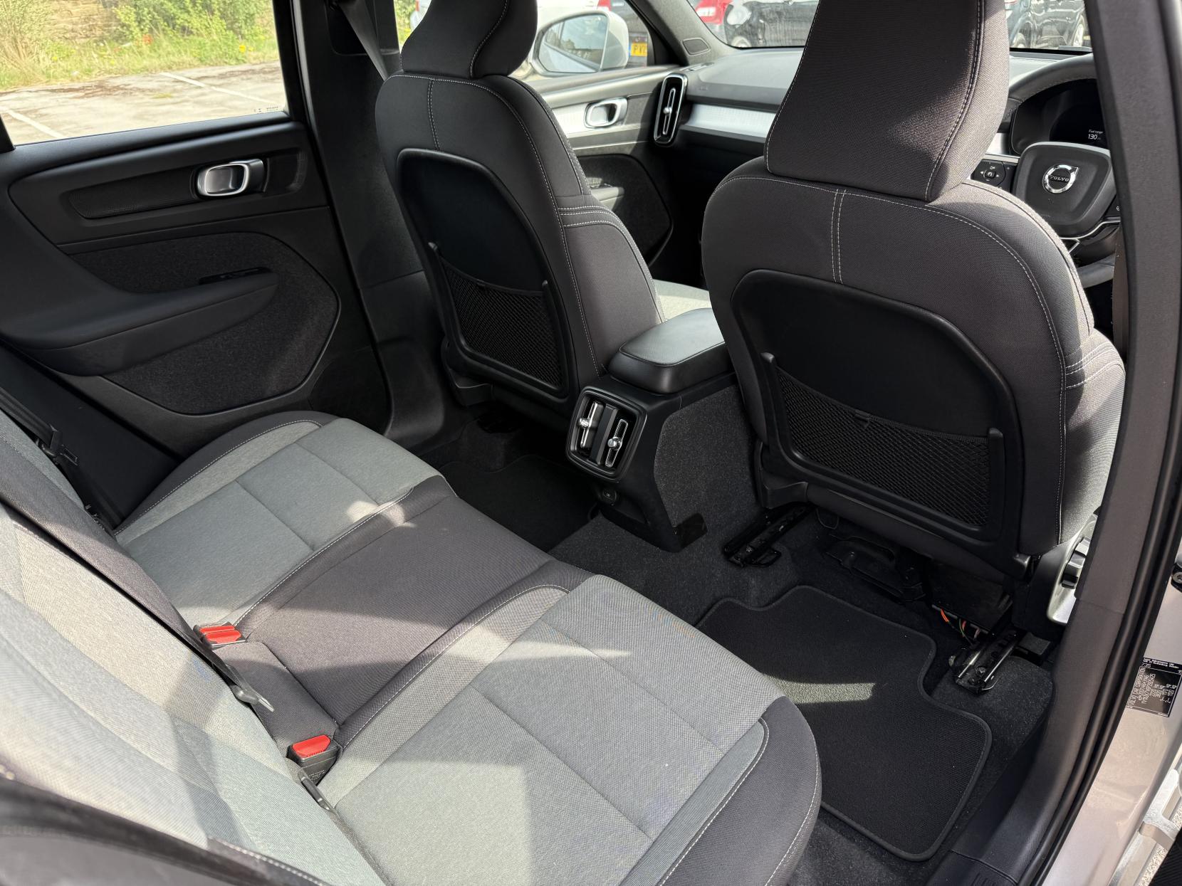 Volvo XC40 2.0 B3 MHEV Core SUV 5dr Petrol Hybrid DCT Auto Euro 6 (s/s) (163 ps)