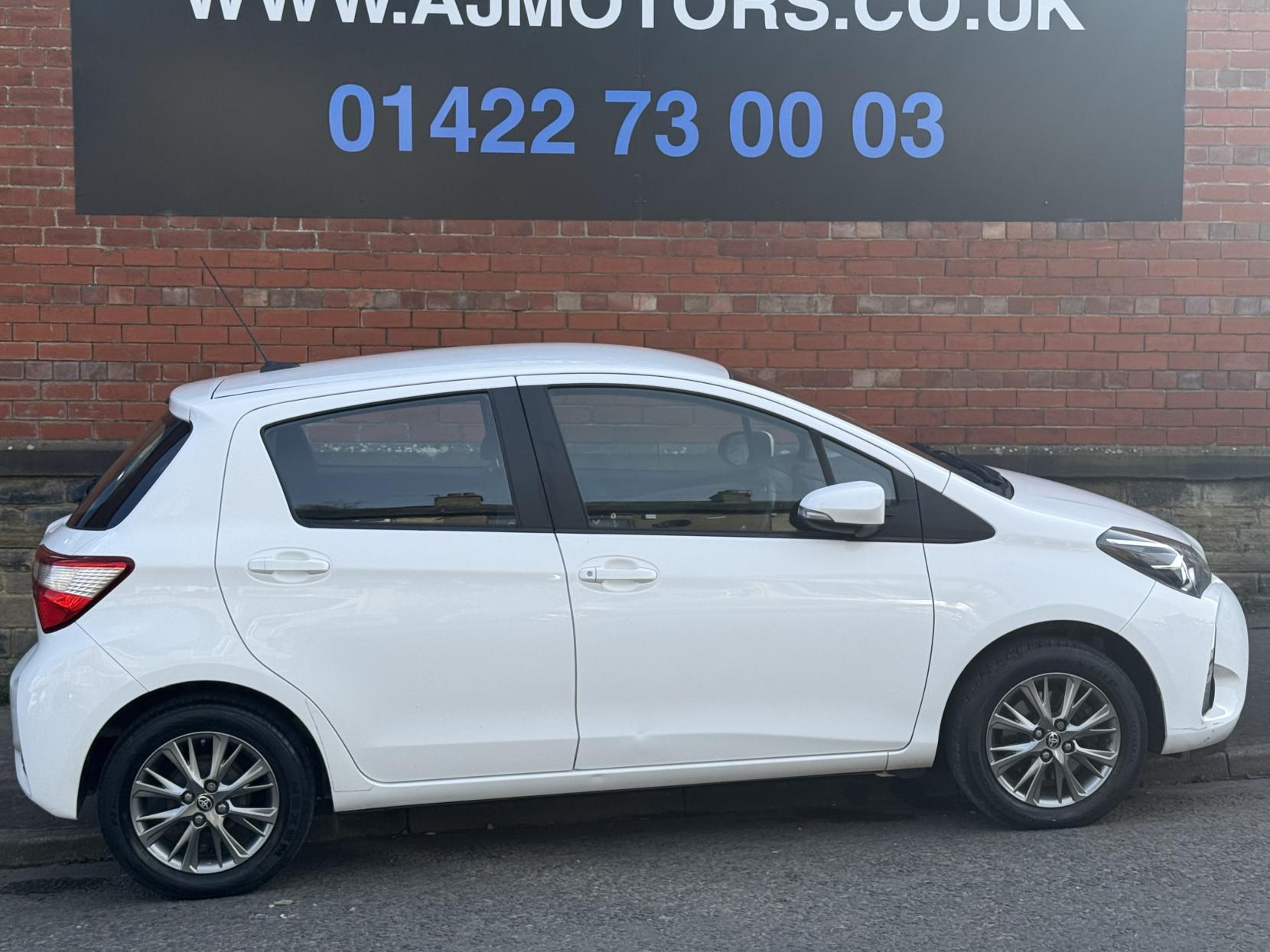 Toyota Yaris 1.5 VVT-i Icon Hatchback 5dr Petrol Manual Euro 6 (111 ps)