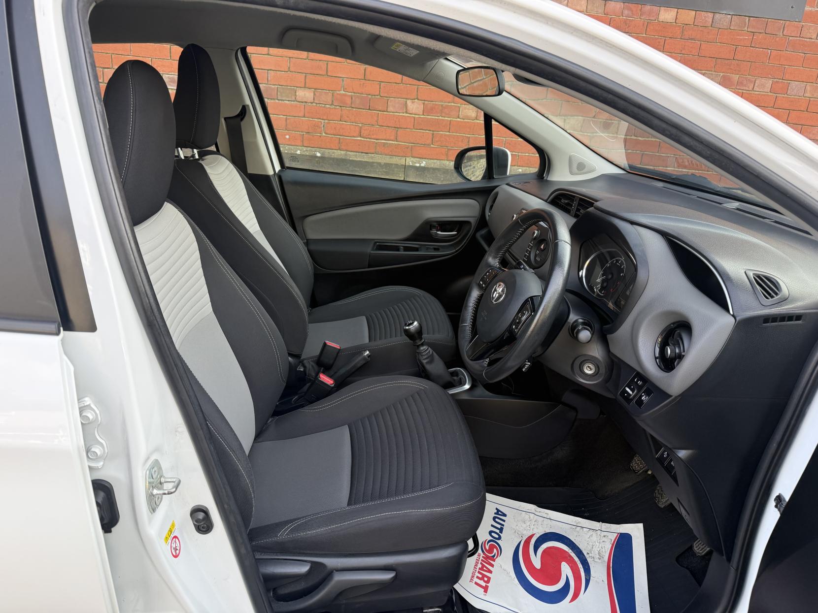 Toyota Yaris 1.5 VVT-i Icon Hatchback 5dr Petrol Manual Euro 6 (111 ps)