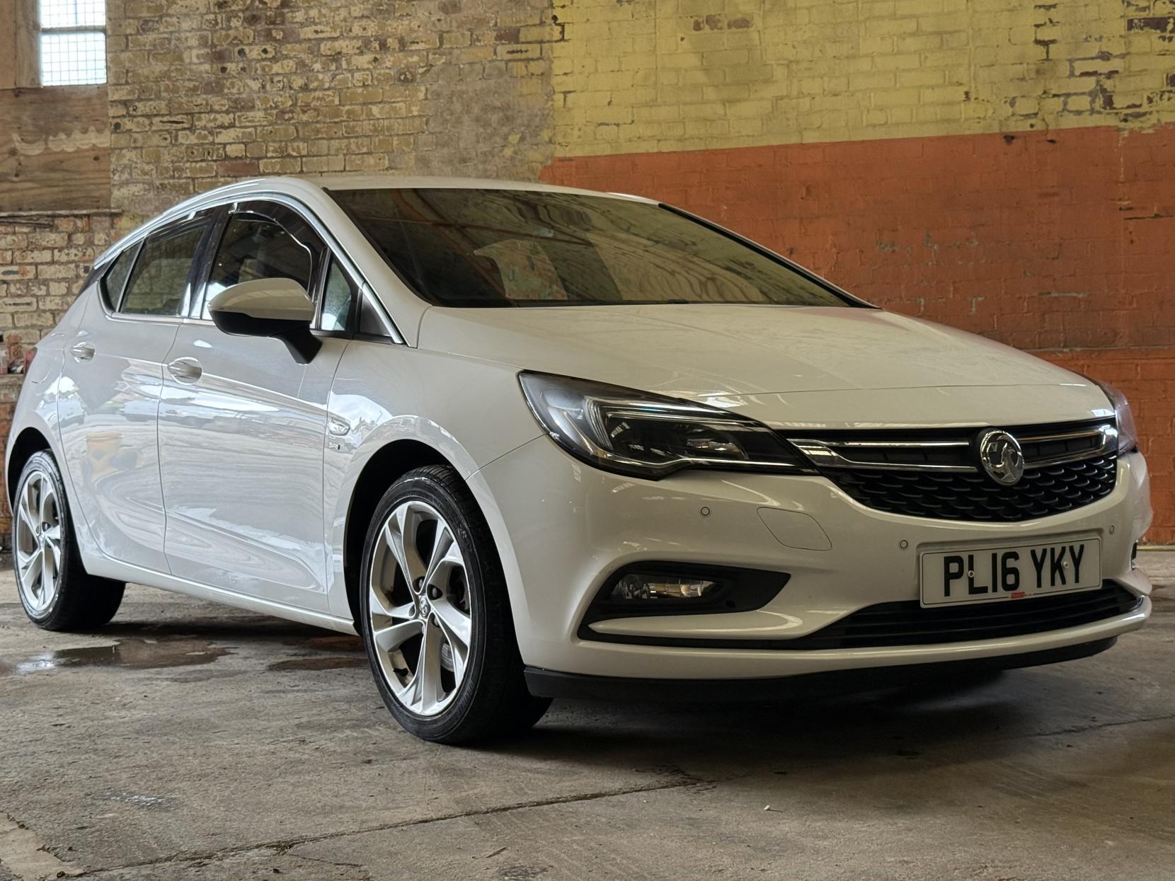 Vauxhall Astra 1.6 CDTi ecoFLEX SRi Nav Hatchback 5dr Diesel Manual Euro 6 (s/s) (110 ps)