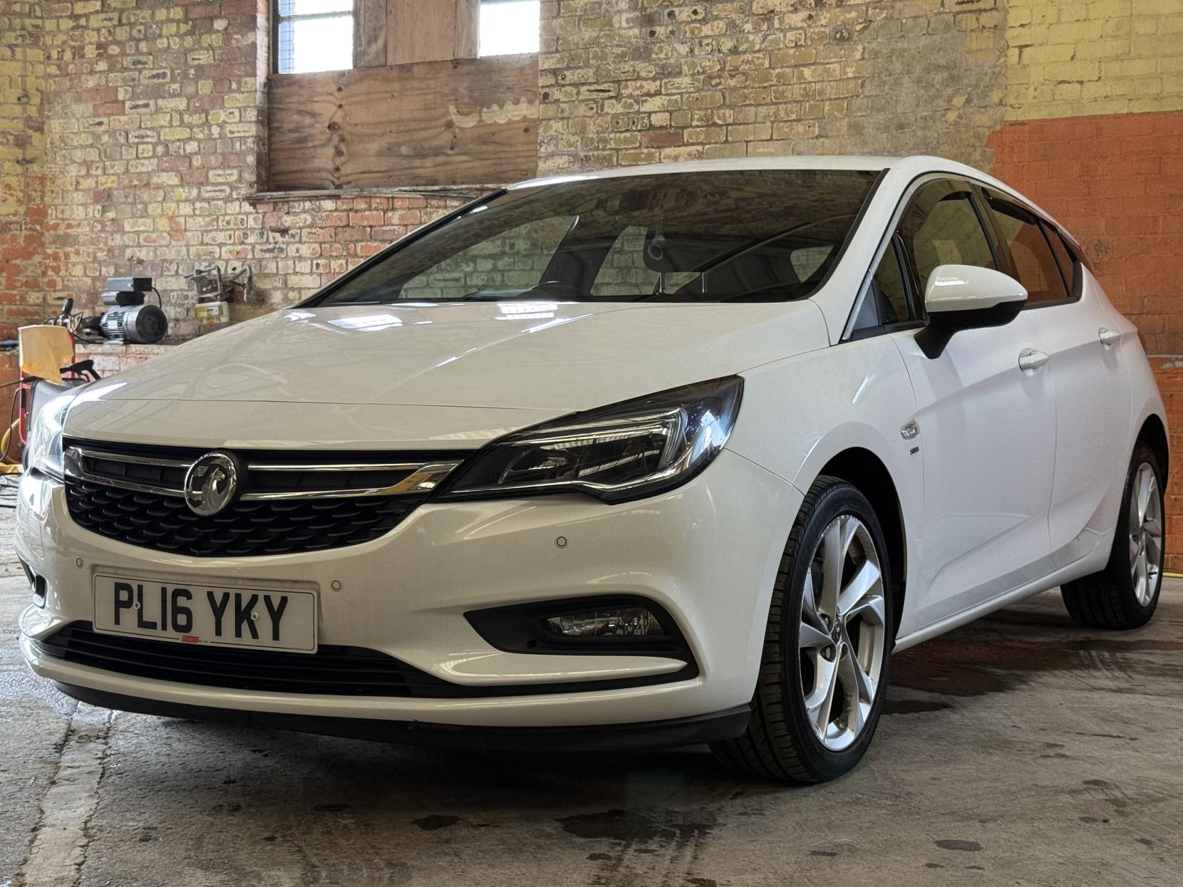 Vauxhall Astra 1.6 CDTi ecoFLEX SRi Nav Hatchback 5dr Diesel Manual Euro 6 (s/s) (110 ps)
