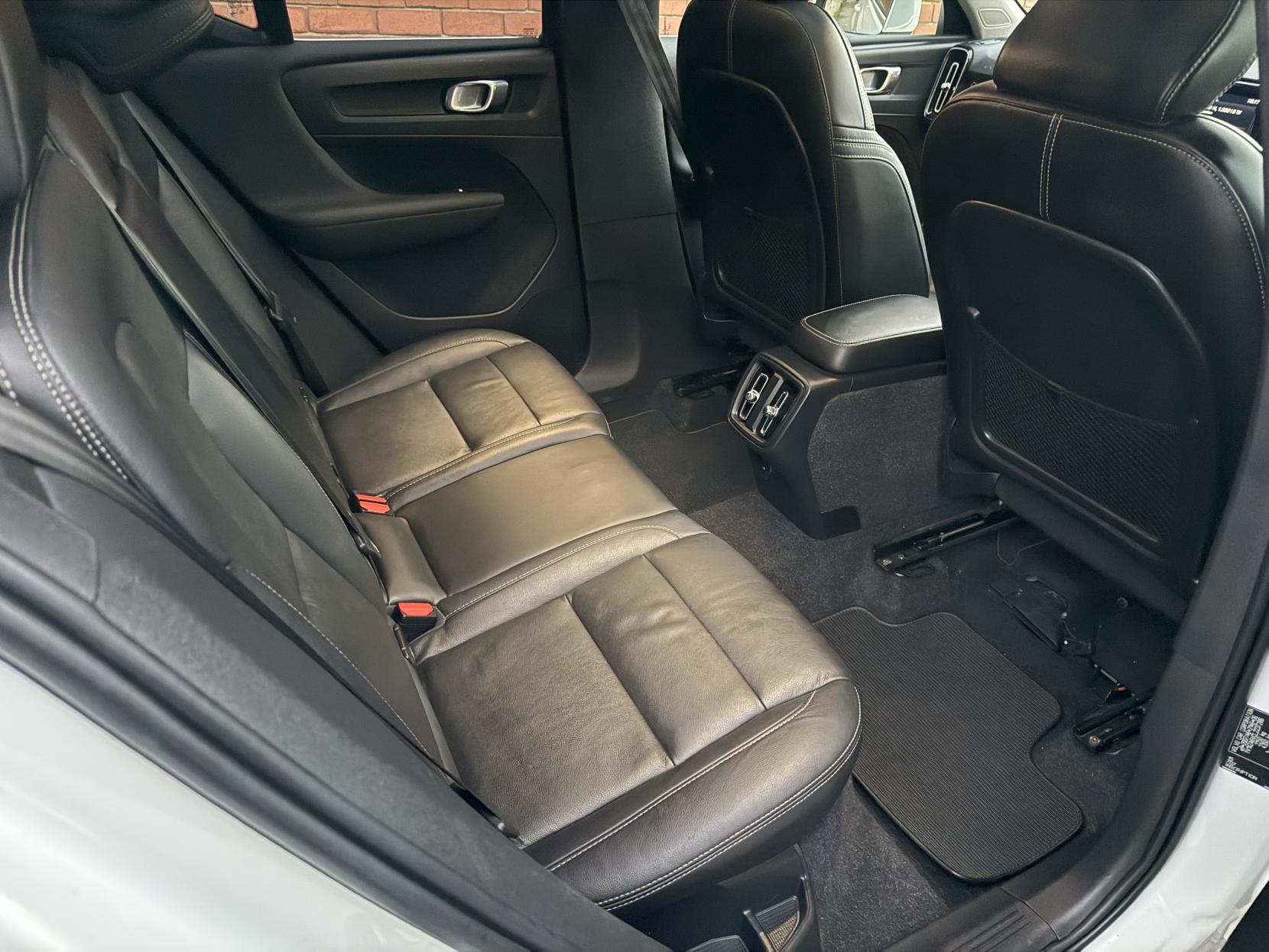 Volvo XC40 2.0 D4 Inscription Pro SUV 5dr Diesel Auto AWD Euro 6 (s/s) (190 ps)