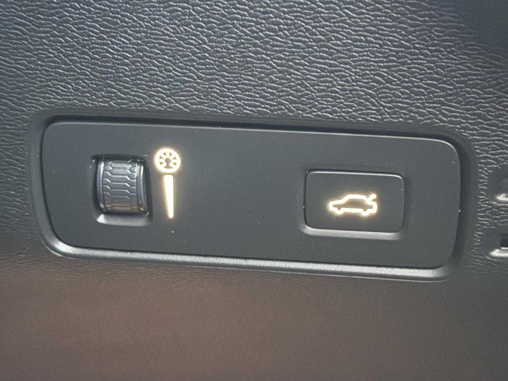 Volvo XC40 2.0 D4 Inscription Pro SUV 5dr Diesel Auto AWD Euro 6 (s/s) (190 ps)