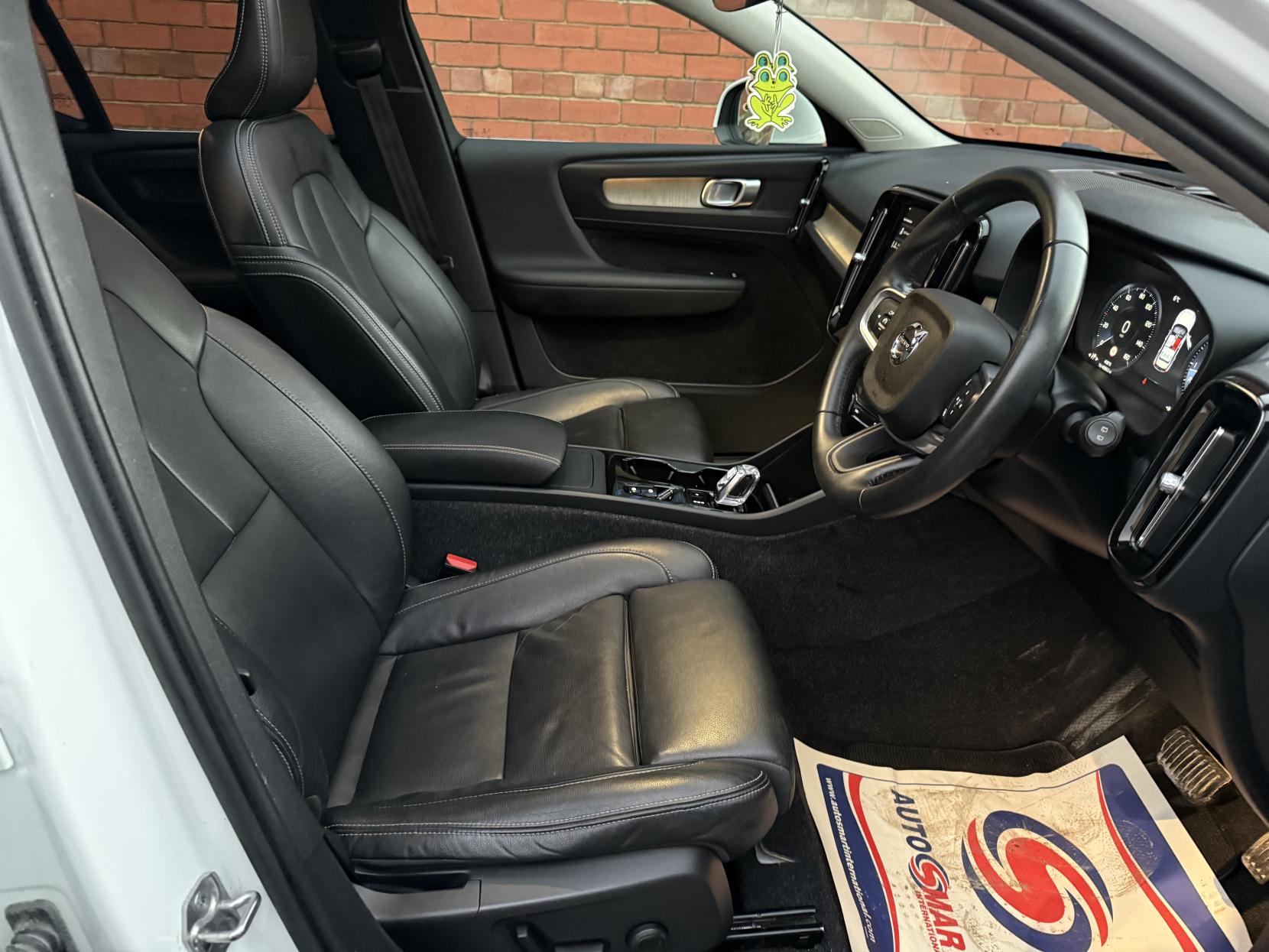 Volvo XC40 2.0 D4 Inscription Pro SUV 5dr Diesel Auto AWD Euro 6 (s/s) (190 ps)