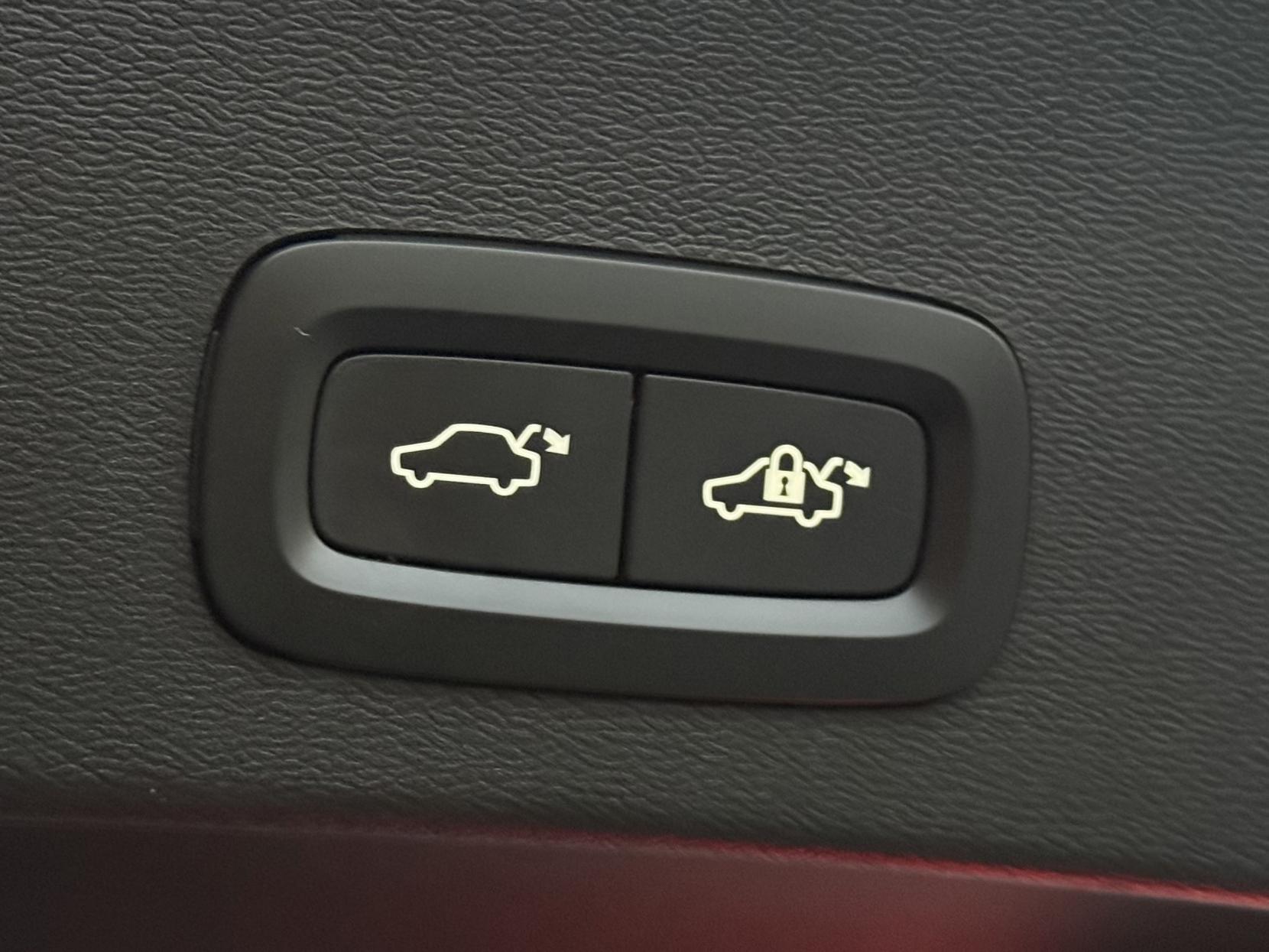 Volvo XC40 2.0 D4 Inscription Pro SUV 5dr Diesel Auto AWD Euro 6 (s/s) (190 ps)