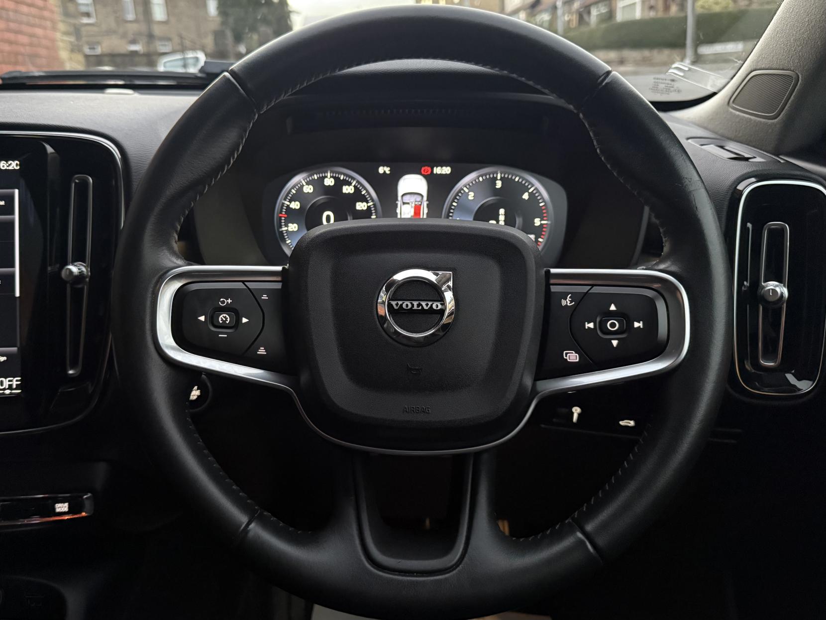 Volvo XC40 2.0 D4 Inscription Pro SUV 5dr Diesel Auto AWD Euro 6 (s/s) (190 ps)