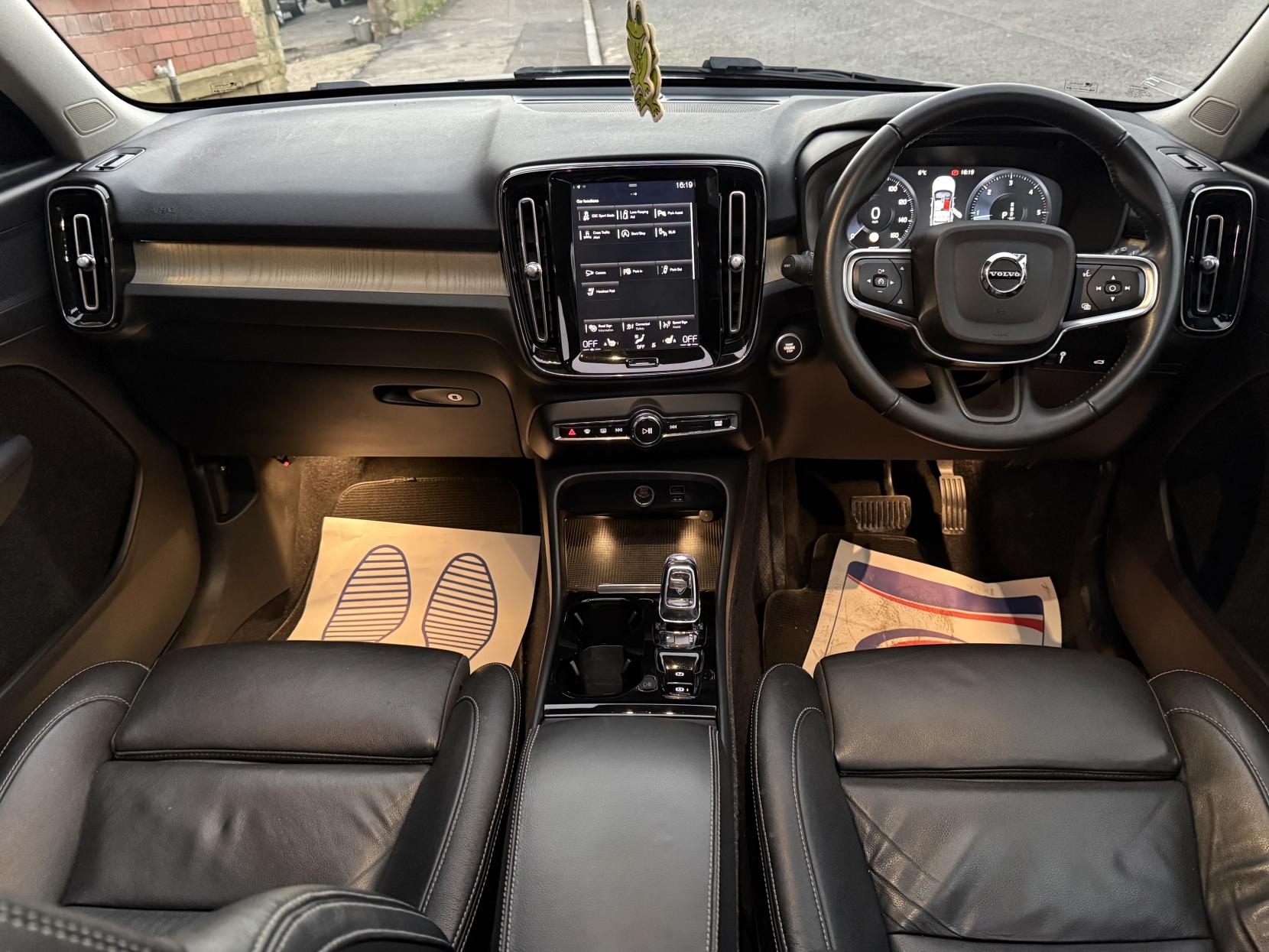 Volvo XC40 2.0 D4 Inscription Pro SUV 5dr Diesel Auto AWD Euro 6 (s/s) (190 ps)