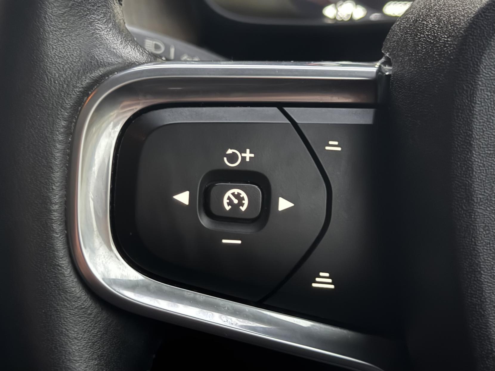 Volvo XC40 2.0 D4 Inscription Pro SUV 5dr Diesel Auto AWD Euro 6 (s/s) (190 ps)