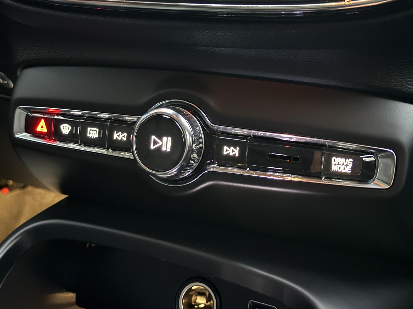 Volvo XC40 2.0 D4 Inscription Pro SUV 5dr Diesel Auto AWD Euro 6 (s/s) (190 ps)