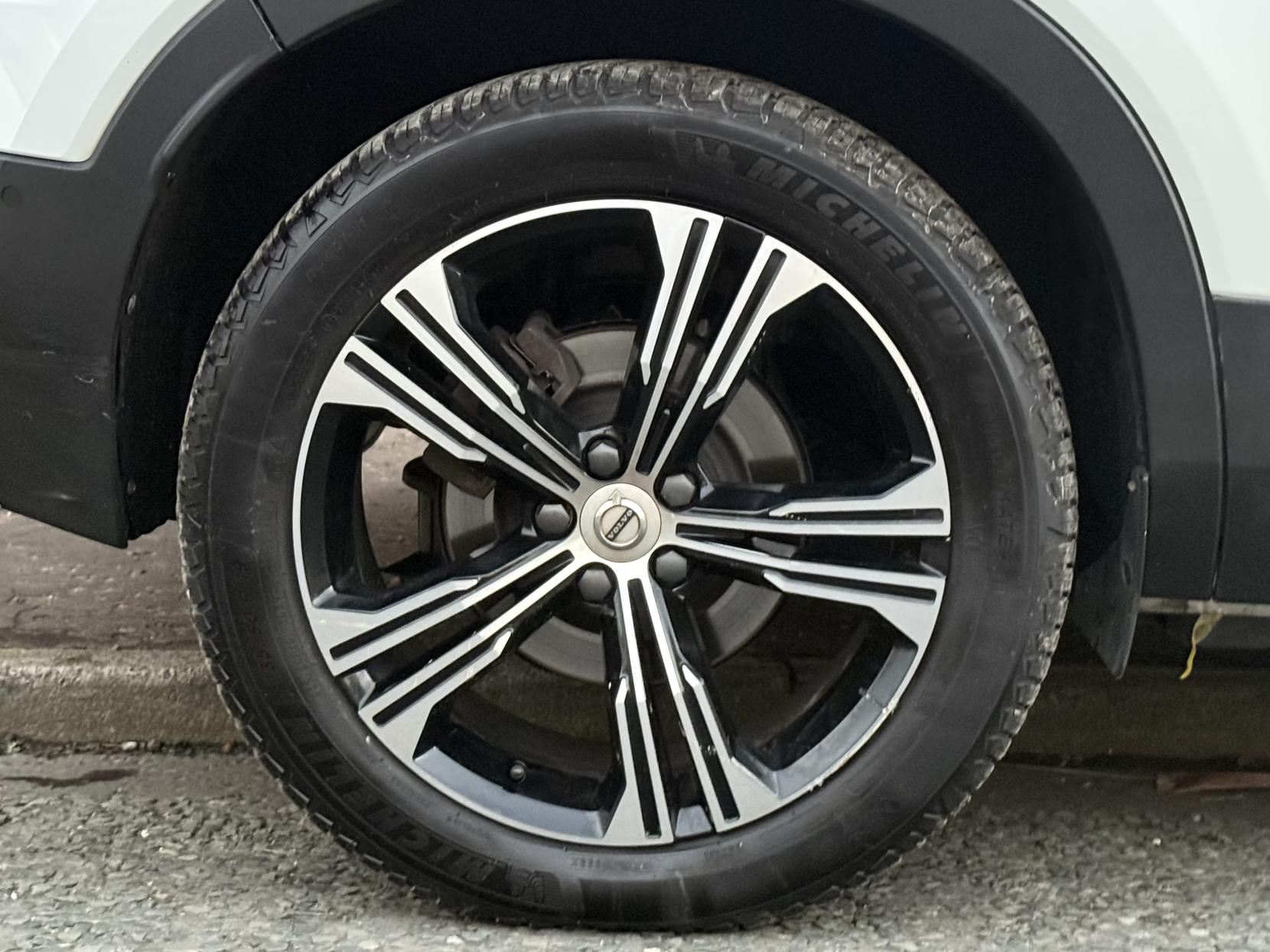 Volvo XC40 2.0 D4 Inscription Pro SUV 5dr Diesel Auto AWD Euro 6 (s/s) (190 ps)