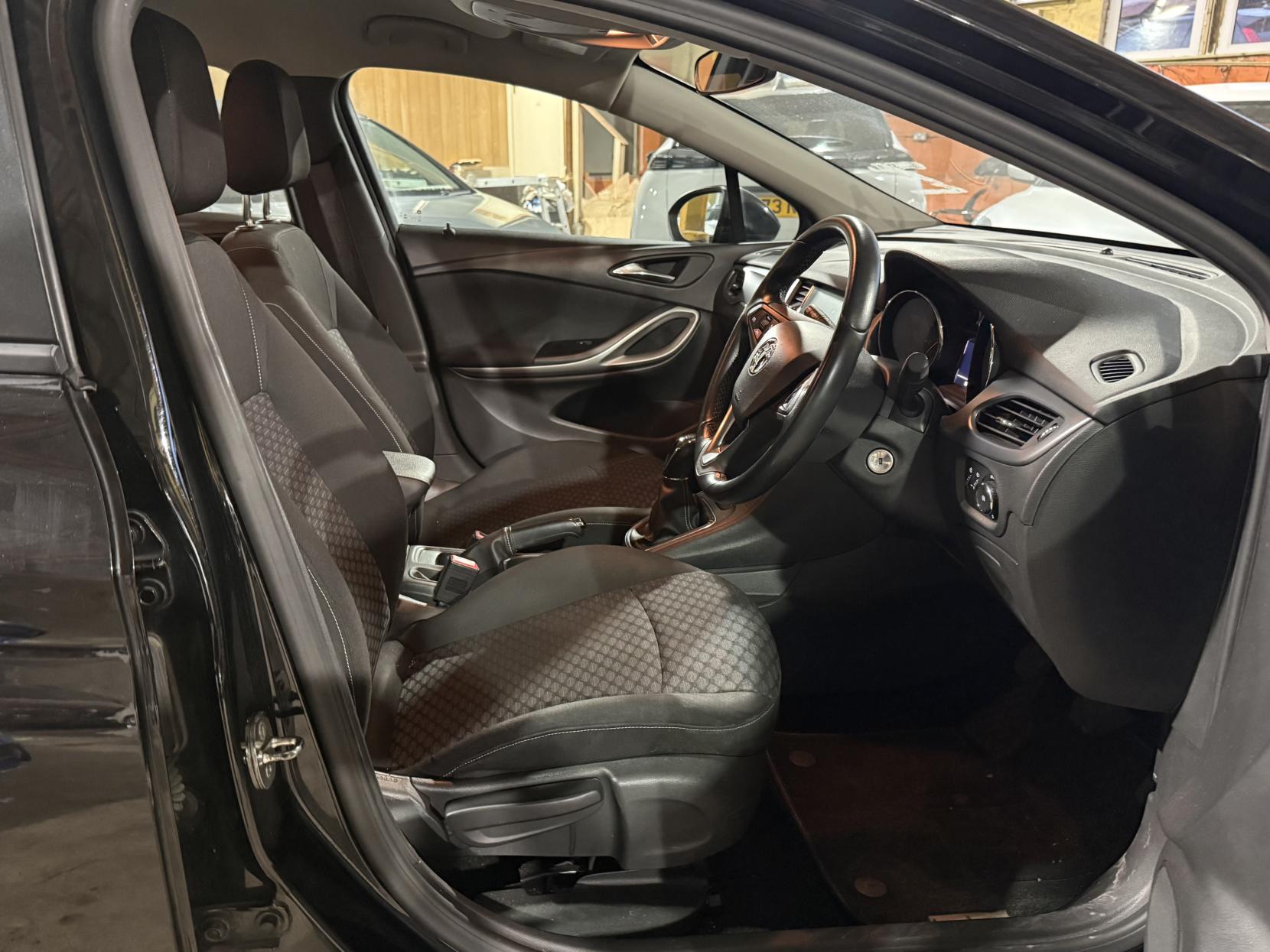 Vauxhall Astra 1.4i Tech Line Hatchback 5dr Petrol Manual Euro 6 (100 ps)