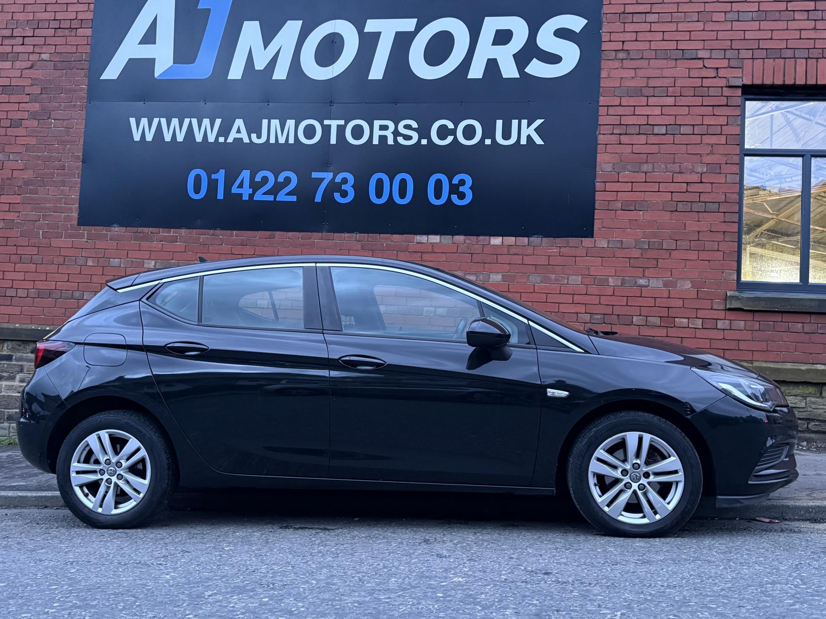 Vauxhall Astra 1.4i Tech Line Hatchback 5dr Petrol Manual Euro 6 (100 ps)