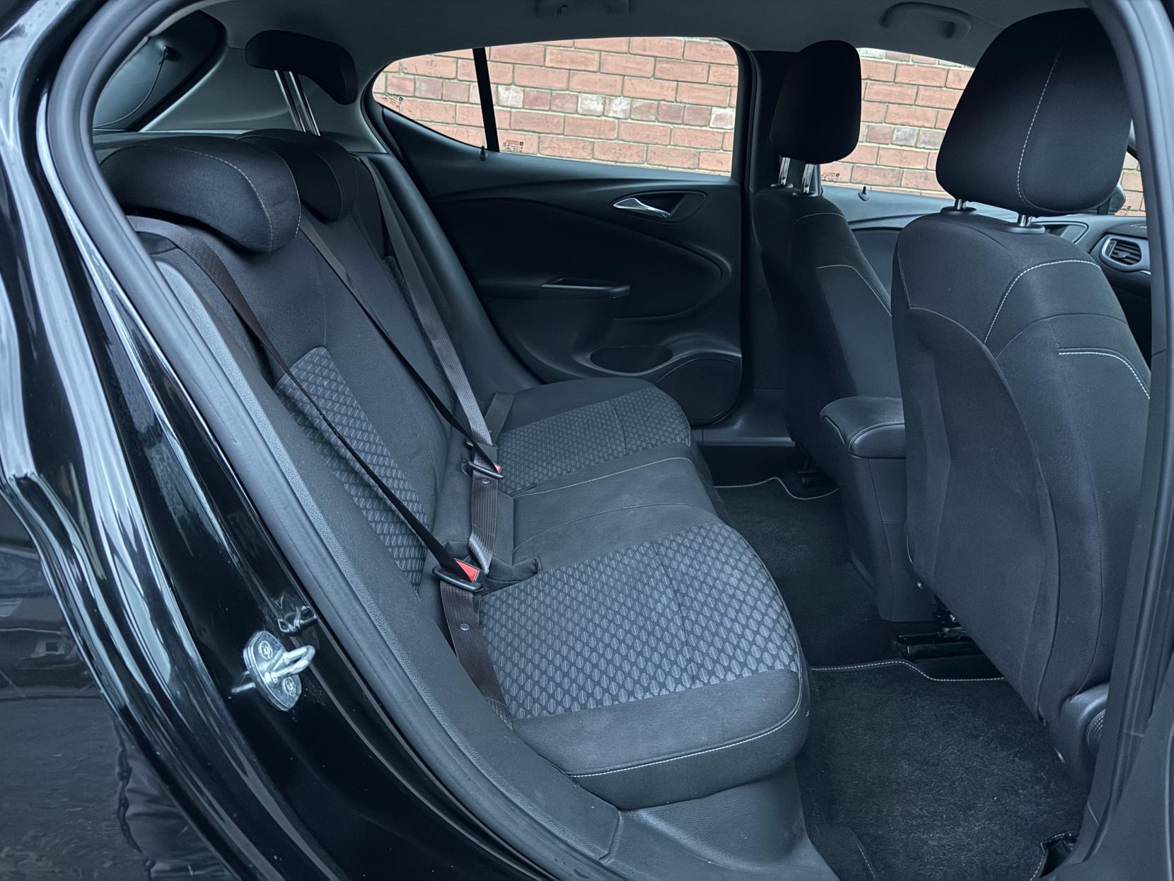 Vauxhall Astra 1.4i Tech Line Hatchback 5dr Petrol Manual Euro 6 (100 ps)