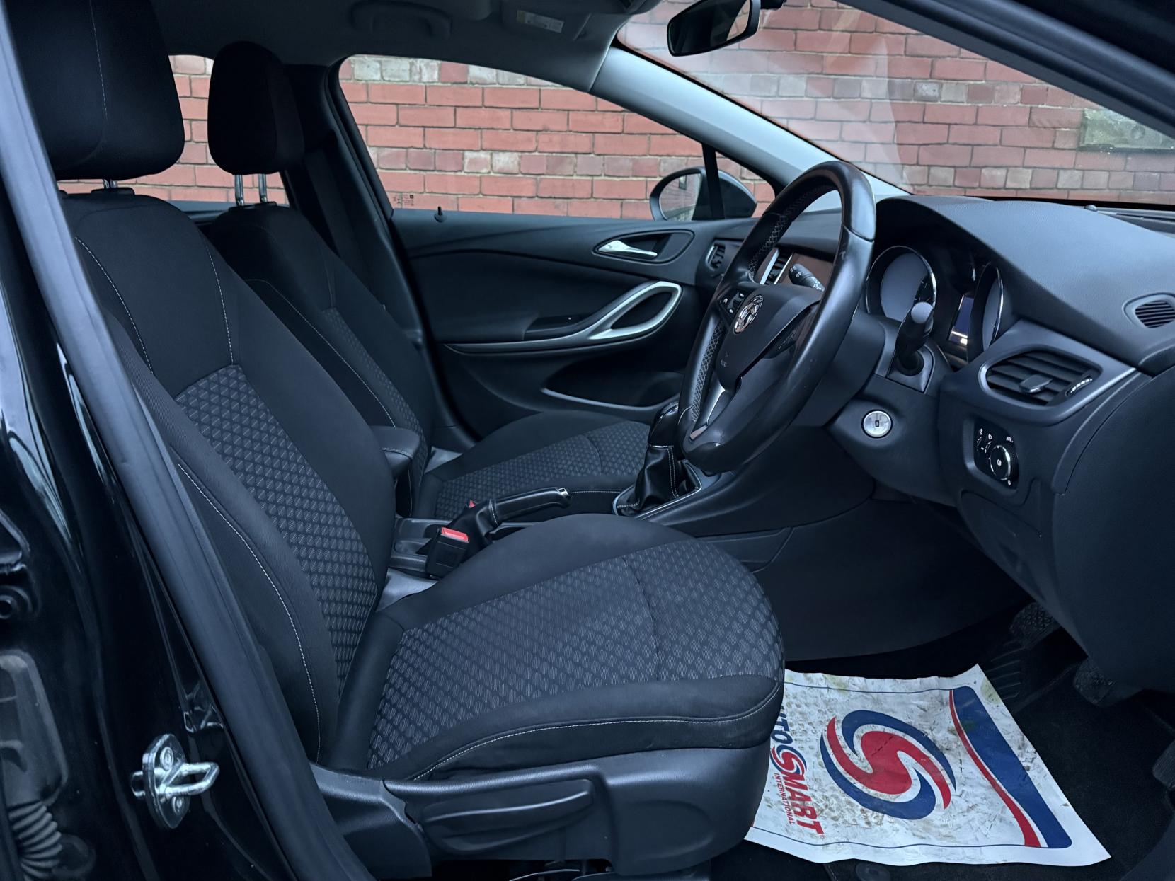 Vauxhall Astra 1.4i Tech Line Hatchback 5dr Petrol Manual Euro 6 (100 ps)