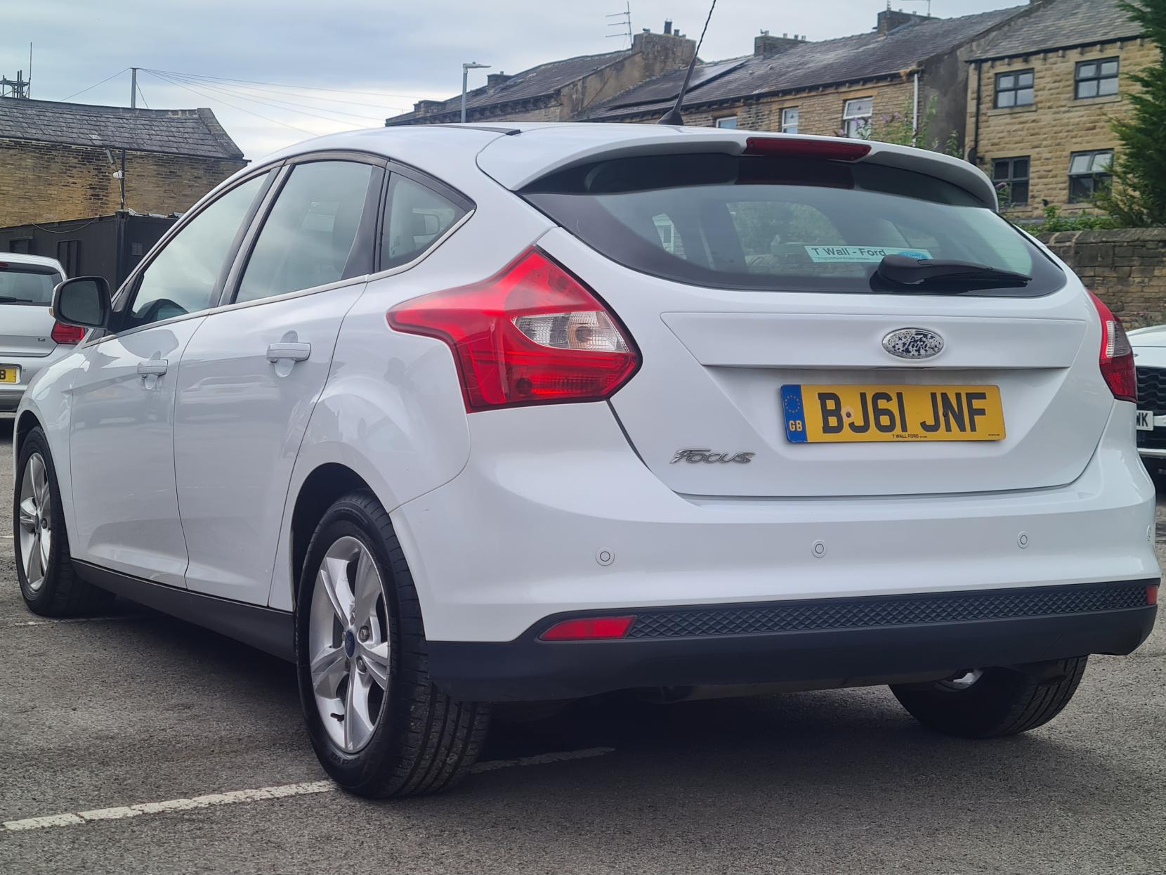 Ford Focus 1.6 Zetec Hatchback 5dr Petrol Powershift Euro 5 (125 ps)