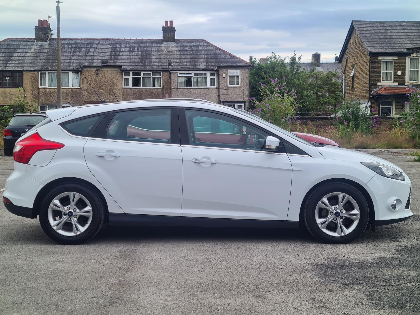 Ford Focus 1.6 Zetec Hatchback 5dr Petrol Powershift Euro 5 (125 ps)