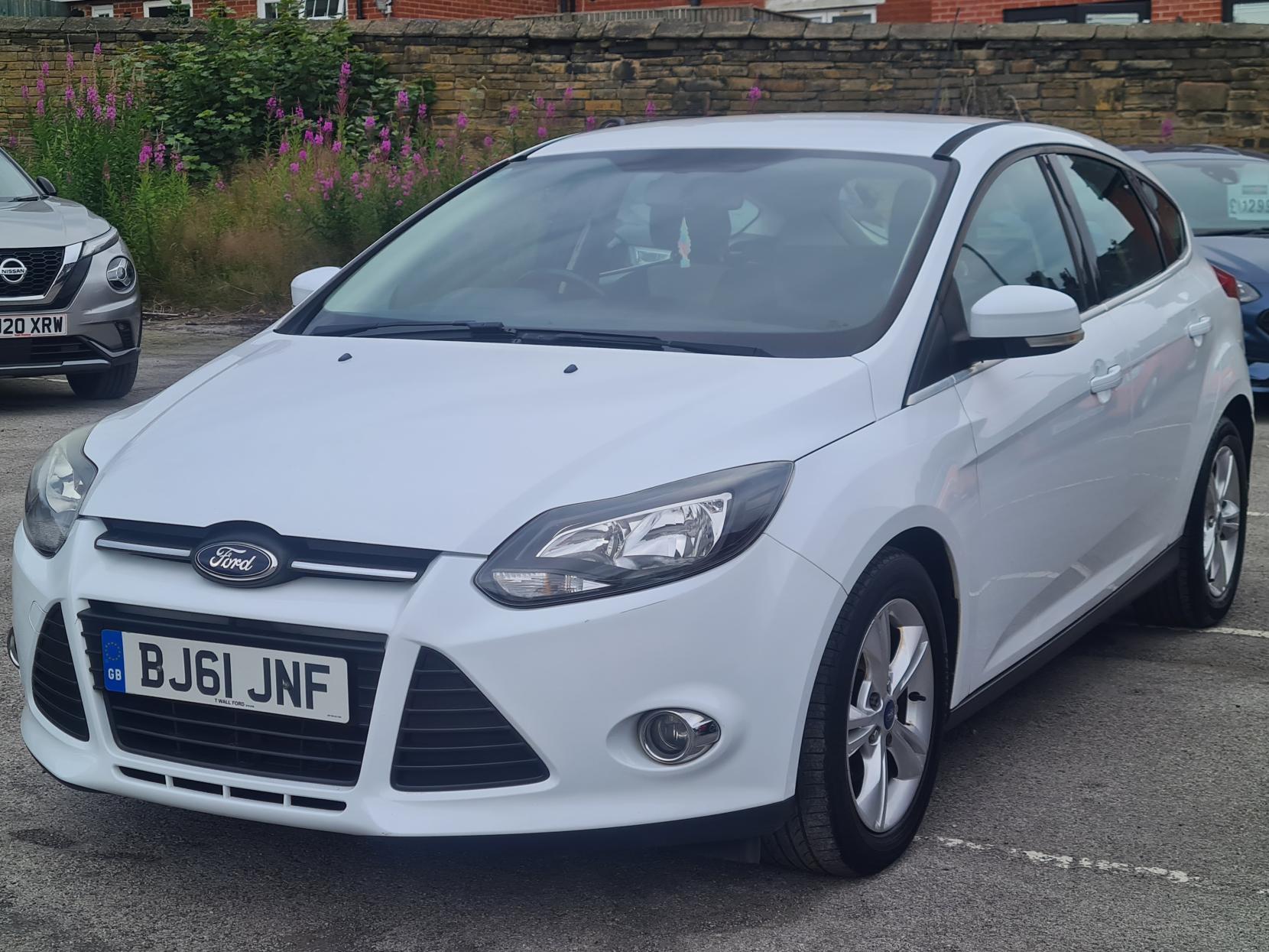 Ford Focus 1.6 Zetec Hatchback 5dr Petrol Powershift Euro 5 (125 ps)