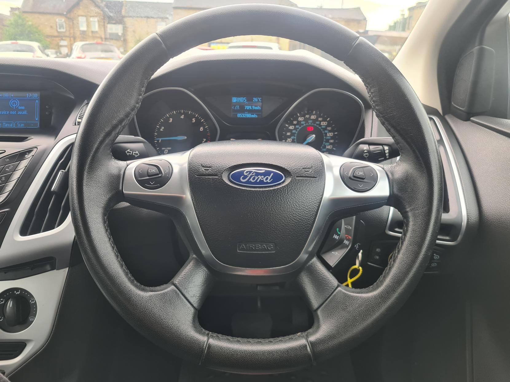 Ford Focus 1.6 Zetec Hatchback 5dr Petrol Powershift Euro 5 (125 ps)