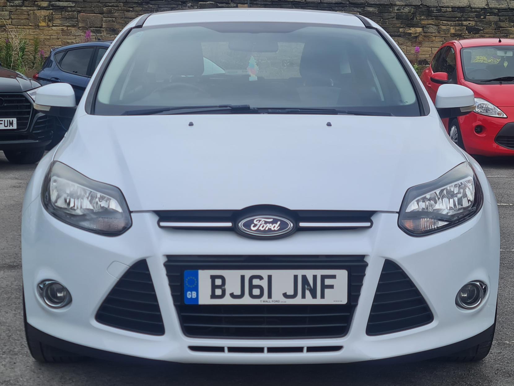 Ford Focus 1.6 Zetec Hatchback 5dr Petrol Powershift Euro 5 (125 ps)